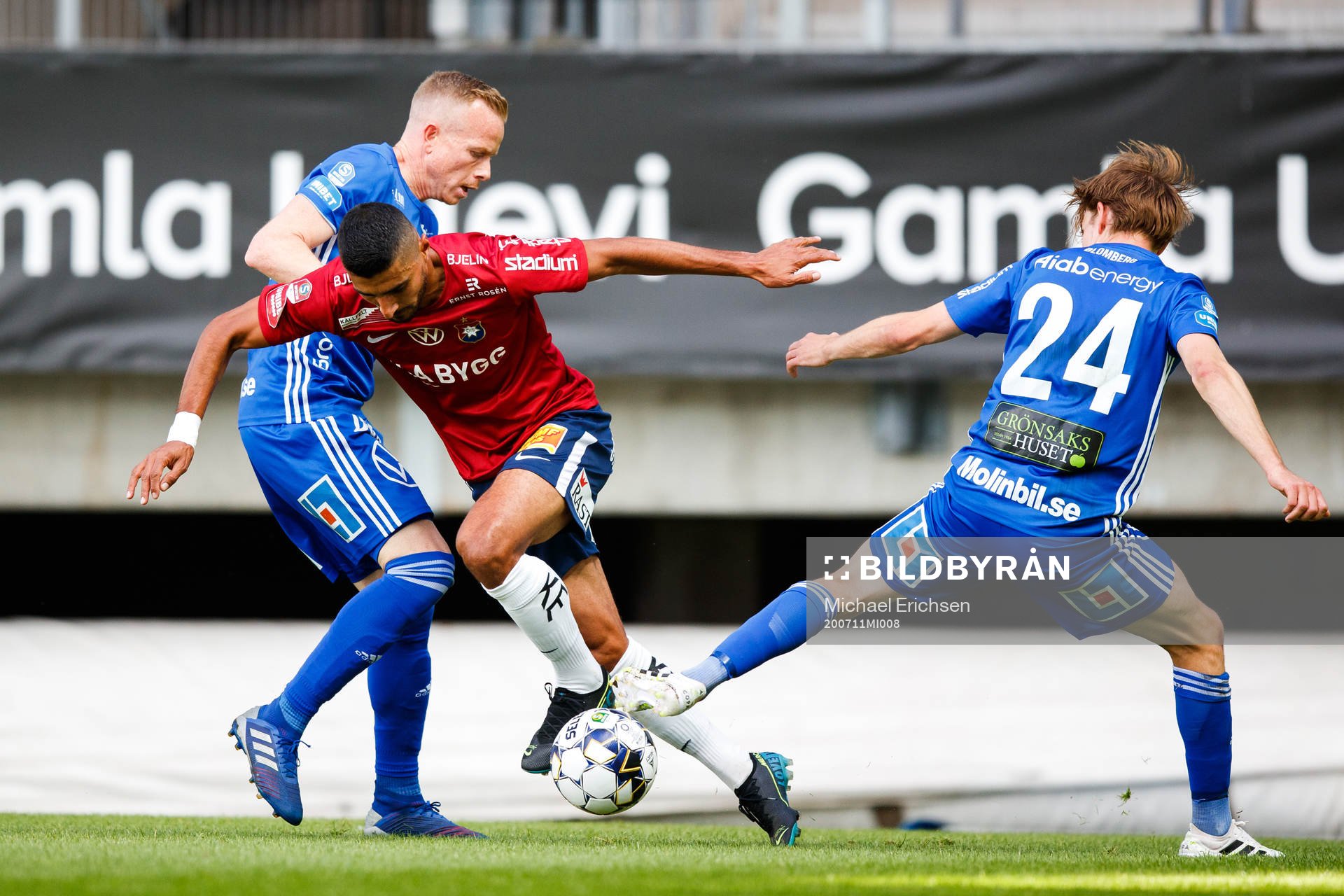 Örgrytes Ailton Almeida i en kamp mot Sundsvalls Tobias Eriksson och Johan Blomberg  under fotbollsmatchen i Superettan mellan Örgryte och GIF Sundsvall den 11 juli 2020 i Göteborg.