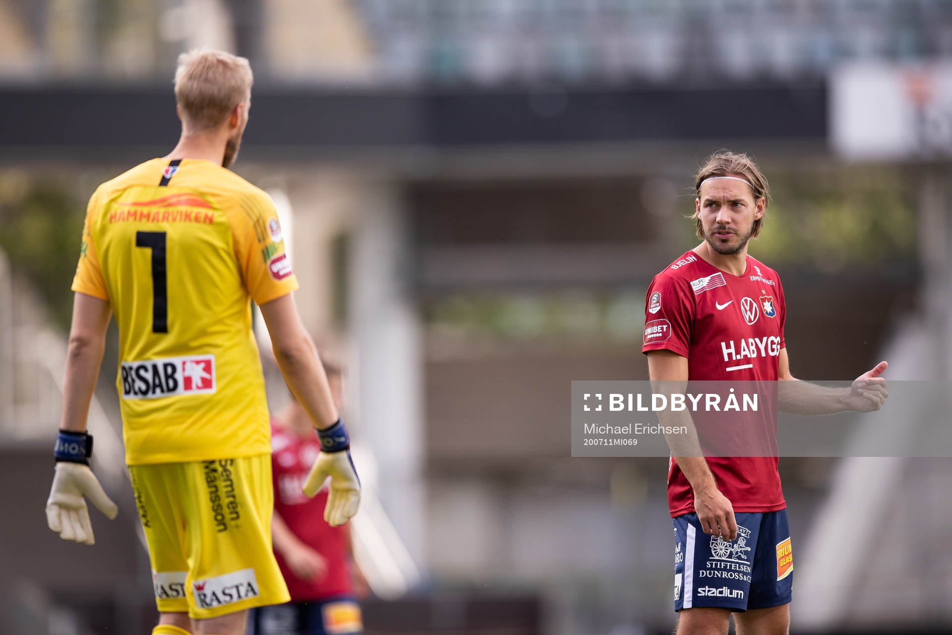 Örgrytes målvakt Fredrik Andersson pratar med Danny Ervik