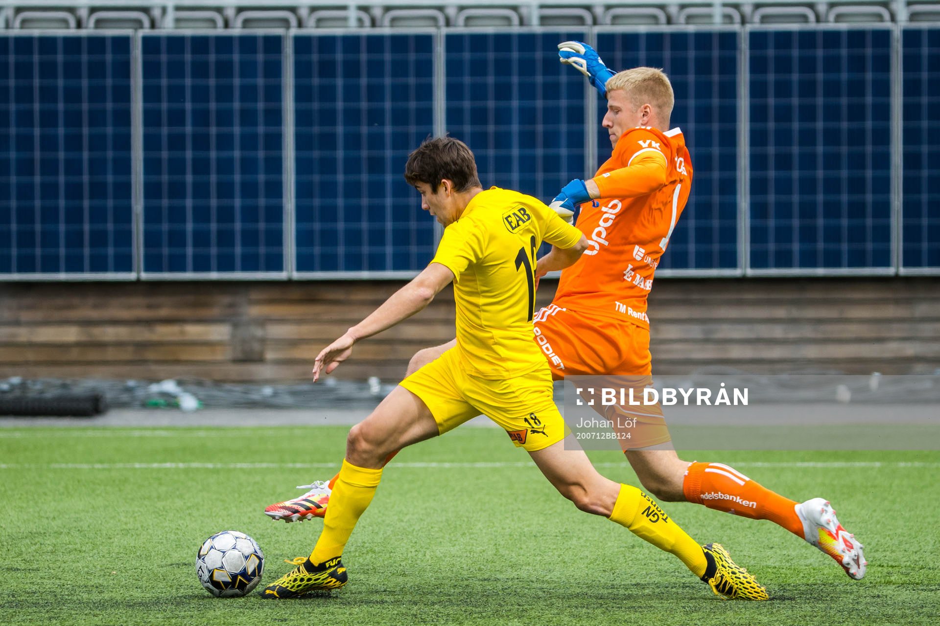 Halmstads Emil Tot Wikström och Umeås målvakt Viktor