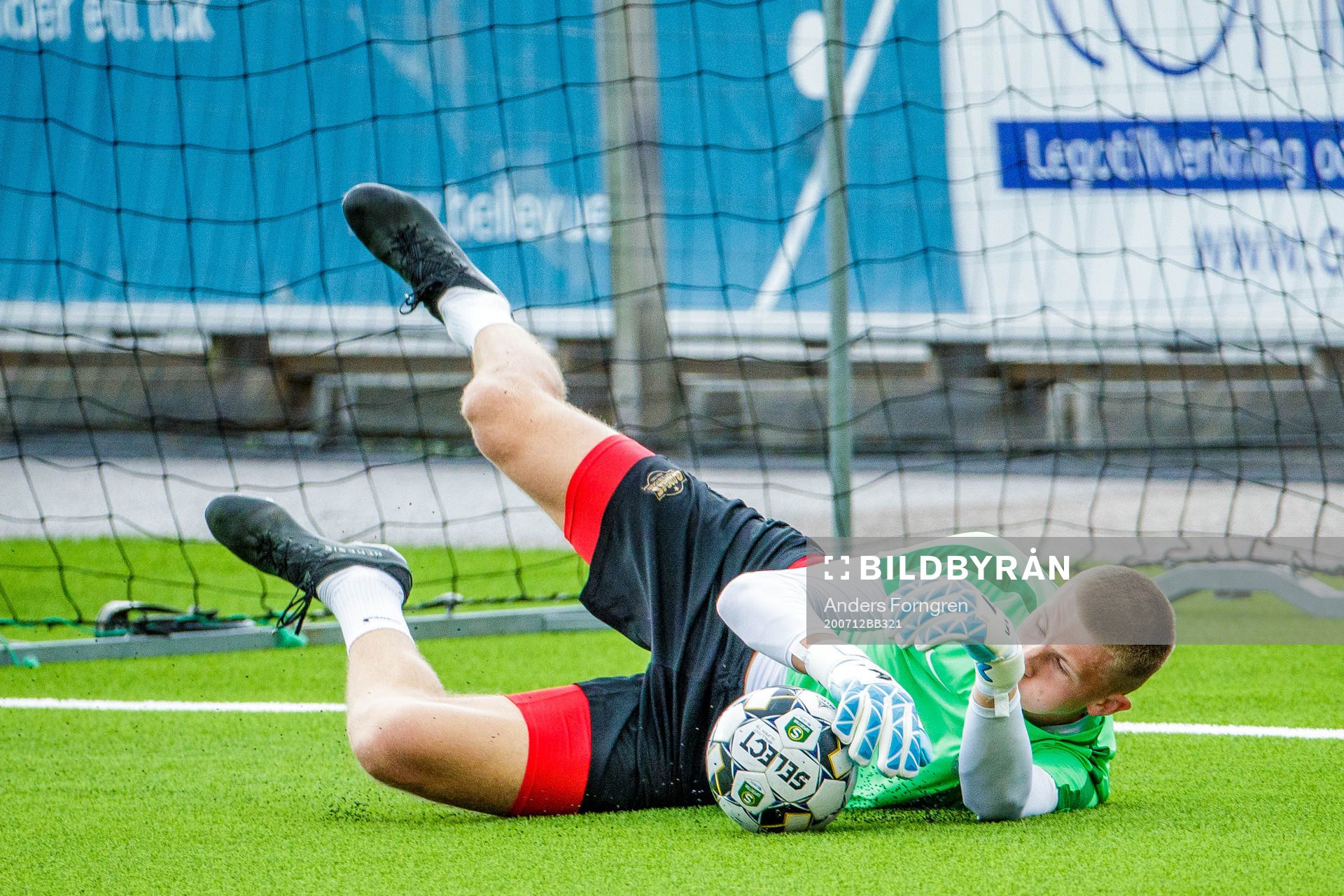 Västerås målvakt Sebastian Selin innan fotbollsmatchen i