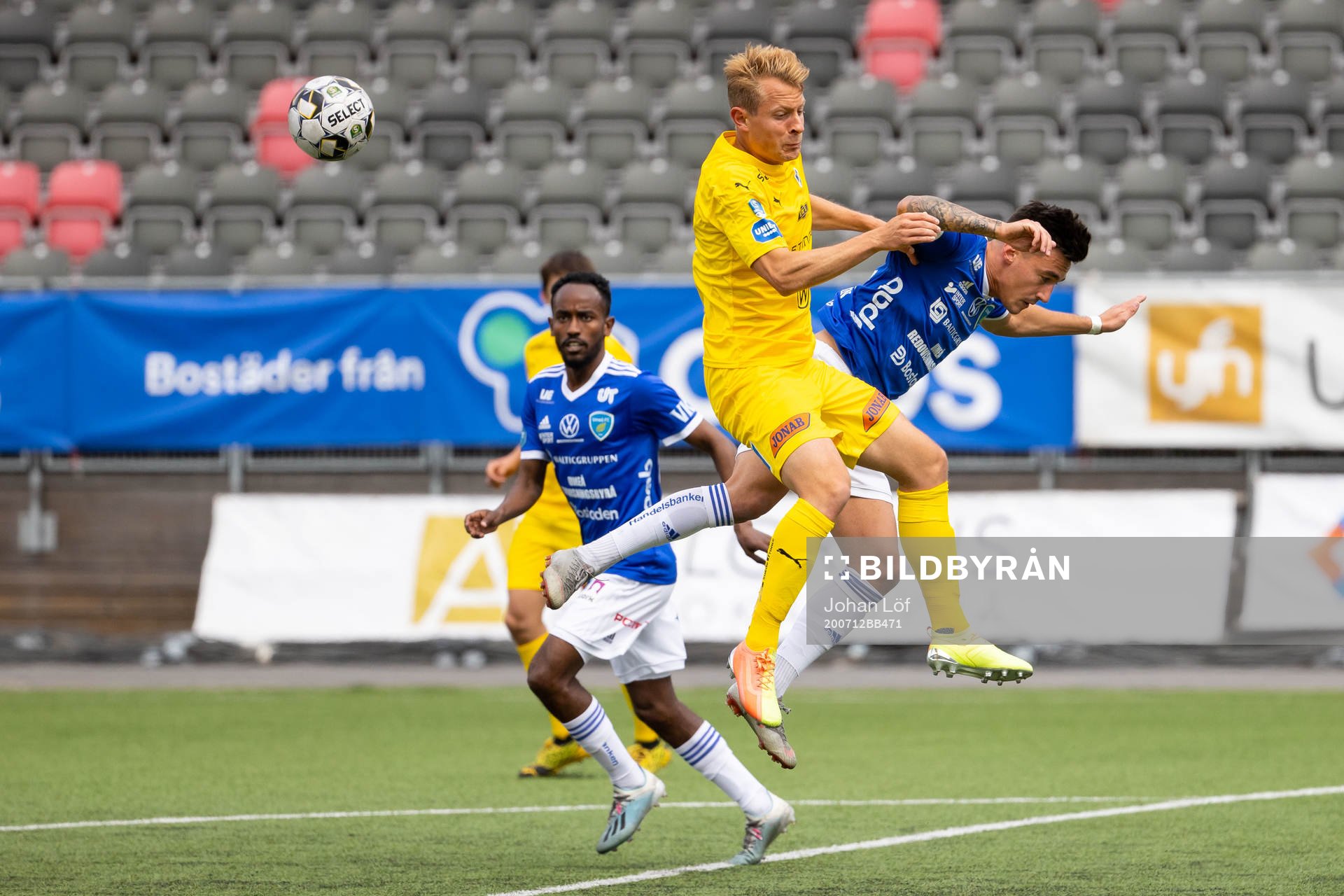 Halmstads Joel Allansson och Umeås Deniz Yaldir i kamp om
