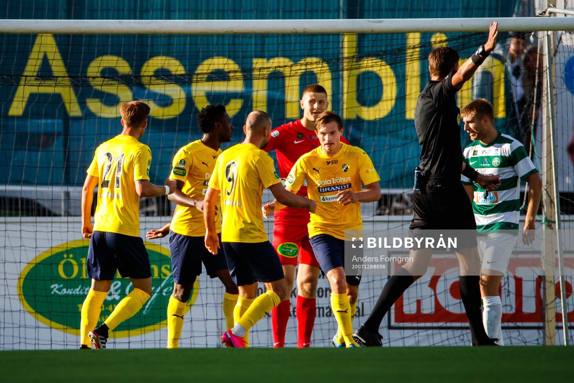 Ljungskiles Linus Dahl jublar efter 1-1 under fotbollsmatchen i Superettan mellan Västerås SK och Ljungskile den 12 juli 2020 i Västerås.