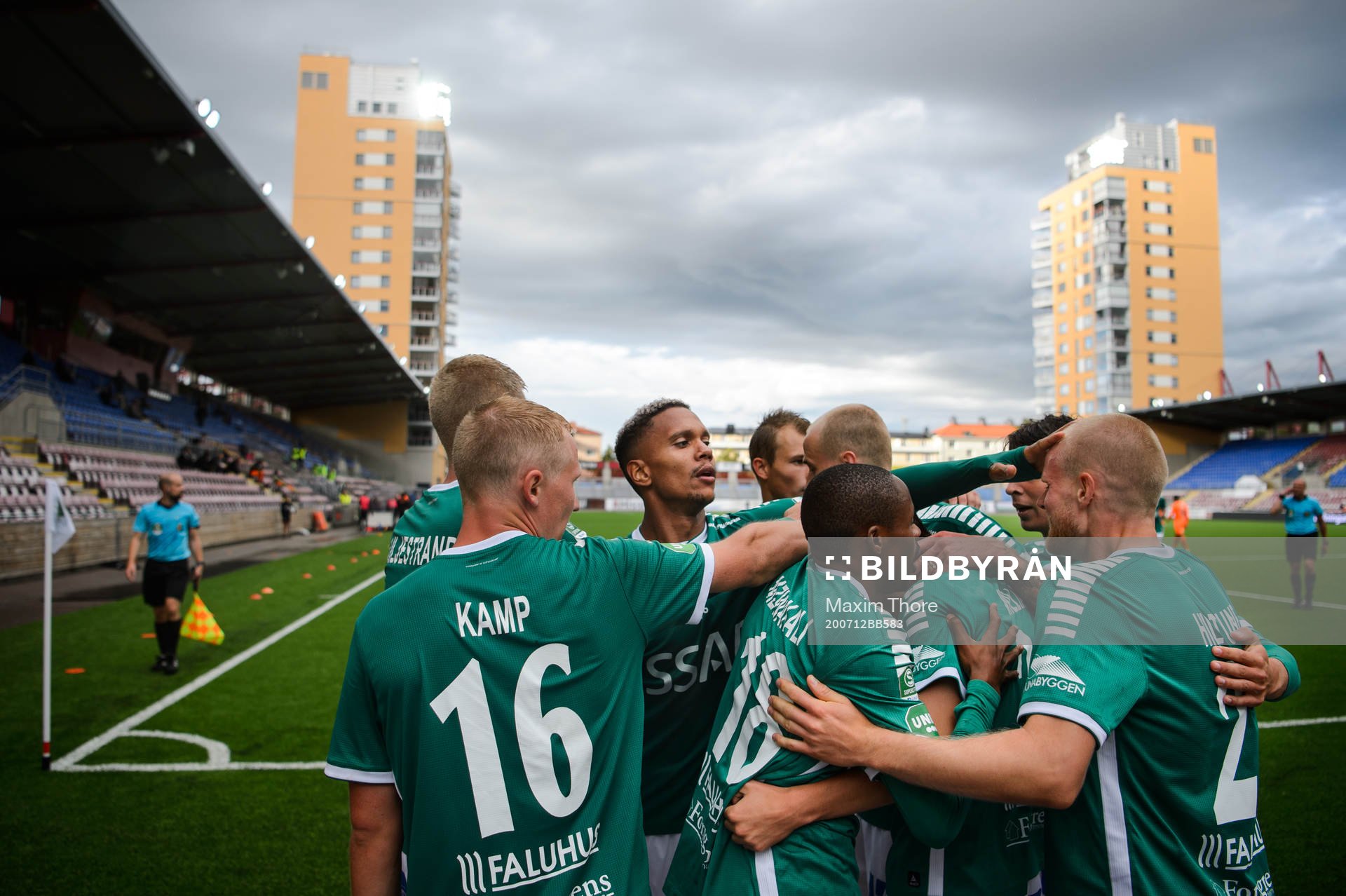Brages spelare jublar med Noa Williams
