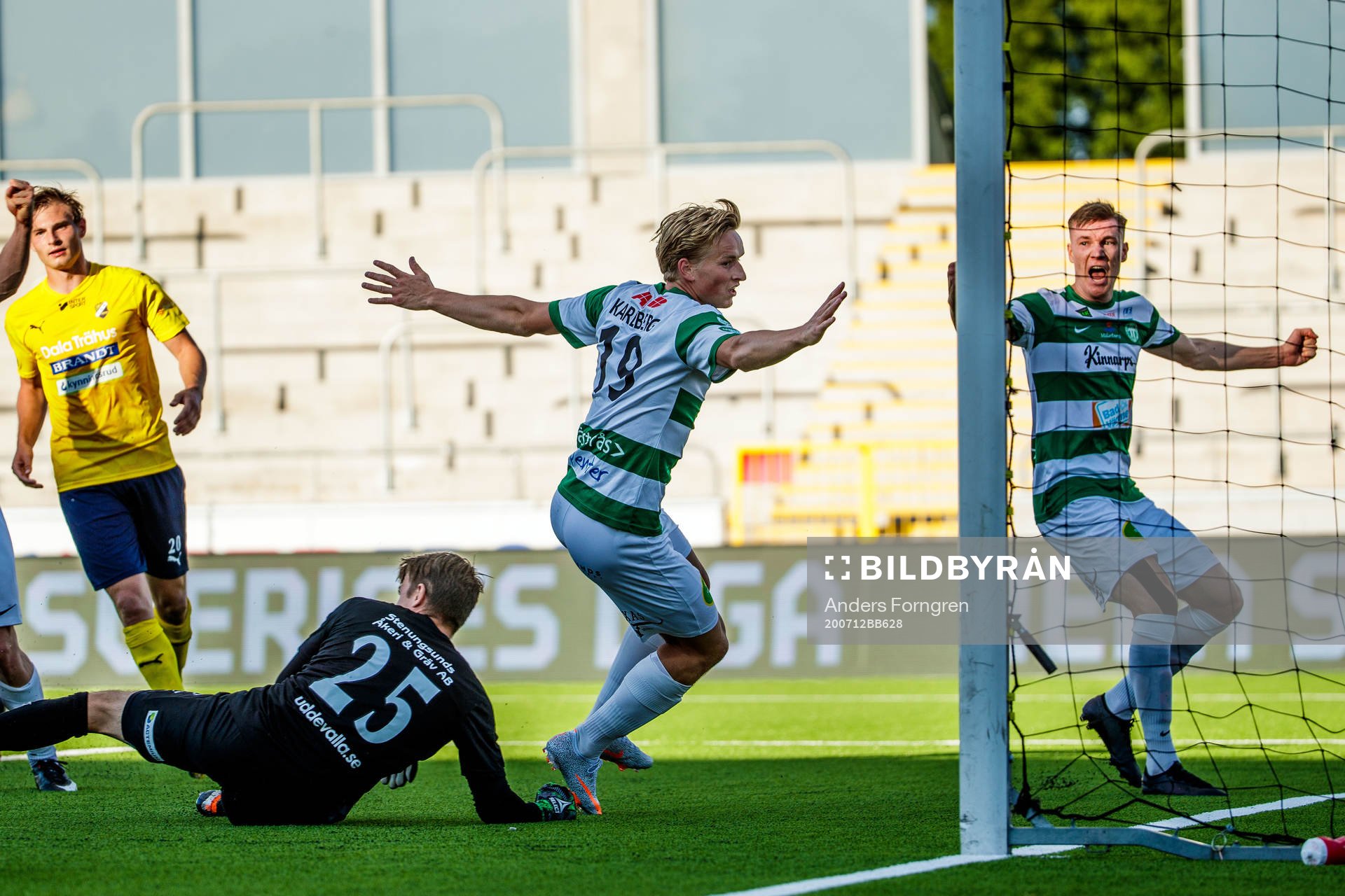 Västerås Douglas Karlberg gör 2-1 bakom Ljungskiles