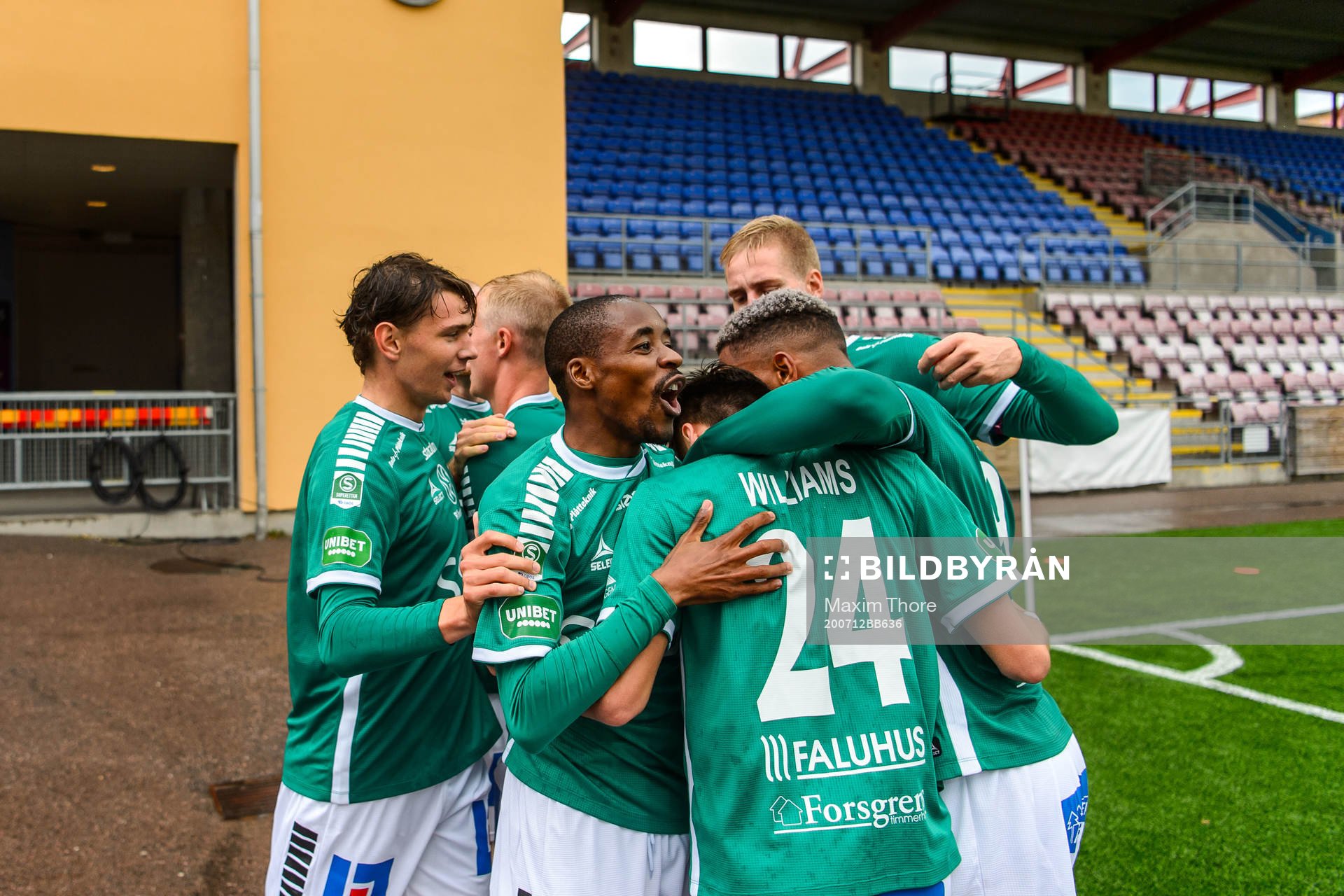 Brages Bantu Mzwakali jublar med Noa Williams och