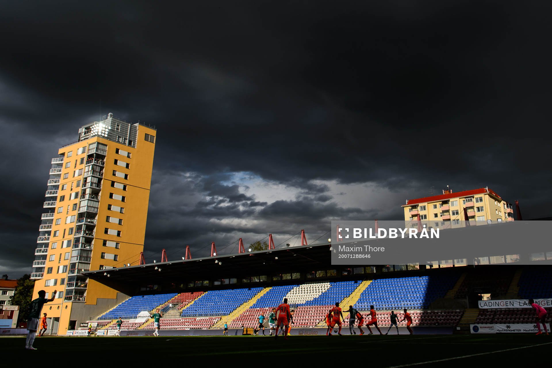 Vy över Tunavallen och fotbollsmatchen i Superettan