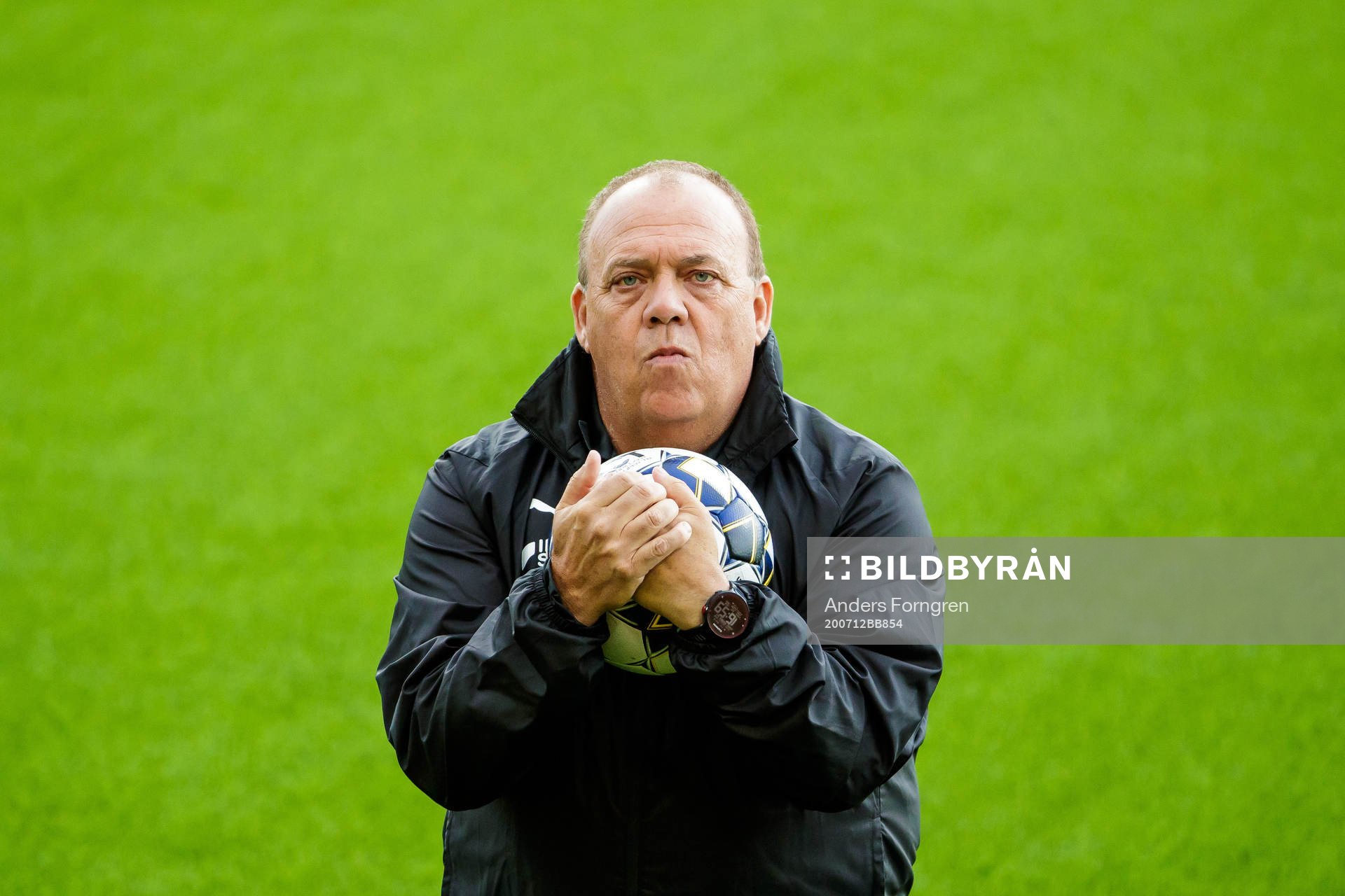 Ljungskiles s jukvårdare Jeff Bagby innan fotbollsmatchen