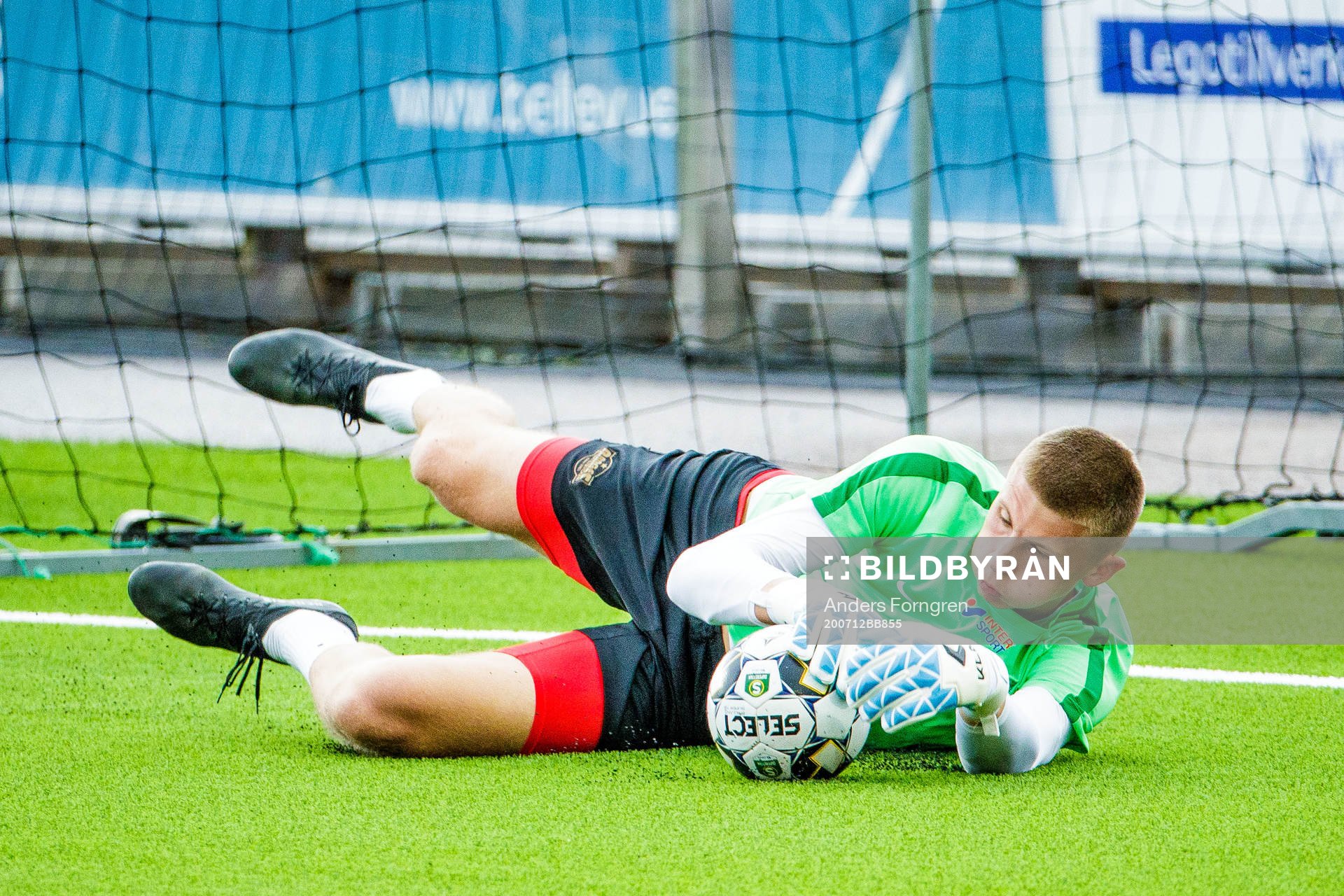 Västerås målvakt Sebastian Selin innan fotbollsmatchen i