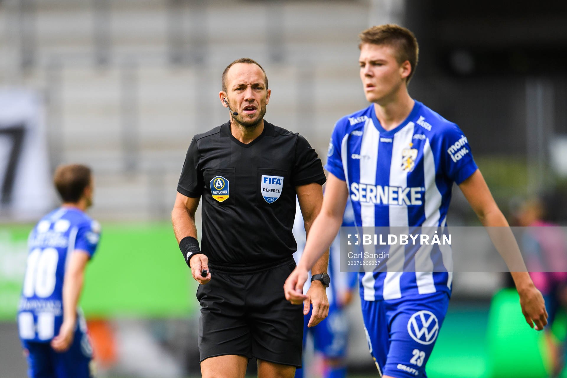 Domare Kaspar Sjöberg och IFK Göteborgs Emil Holm