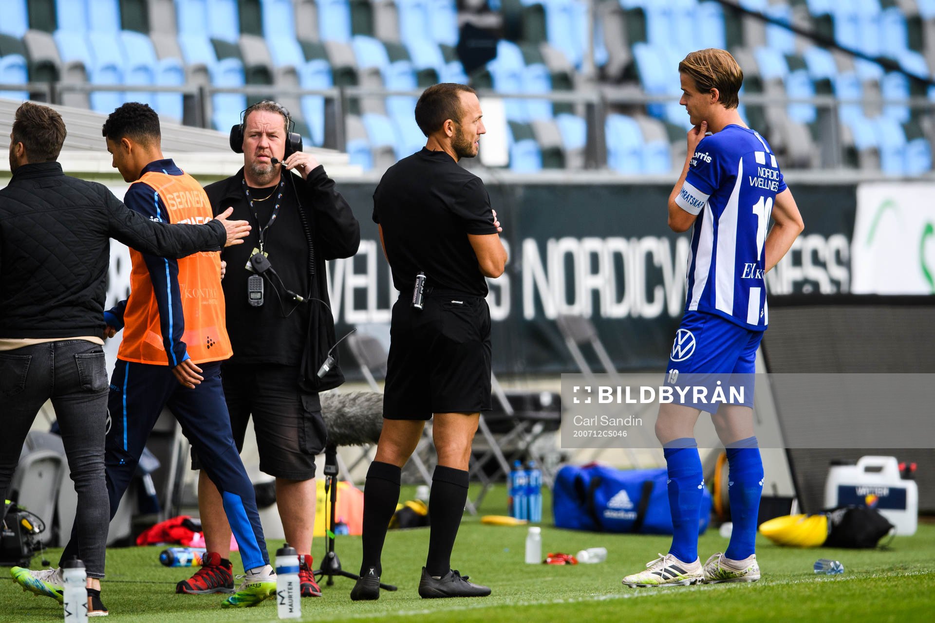Domare Kaspar Sjöberg i samtal med IFK Göteborgs August