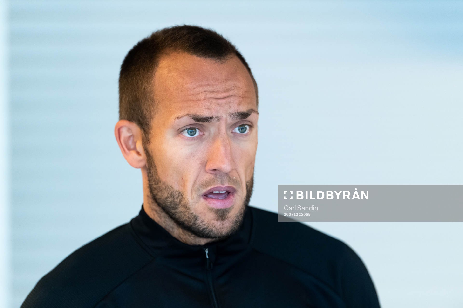 Domare Kaspar Sjöberg blir intervjuad
