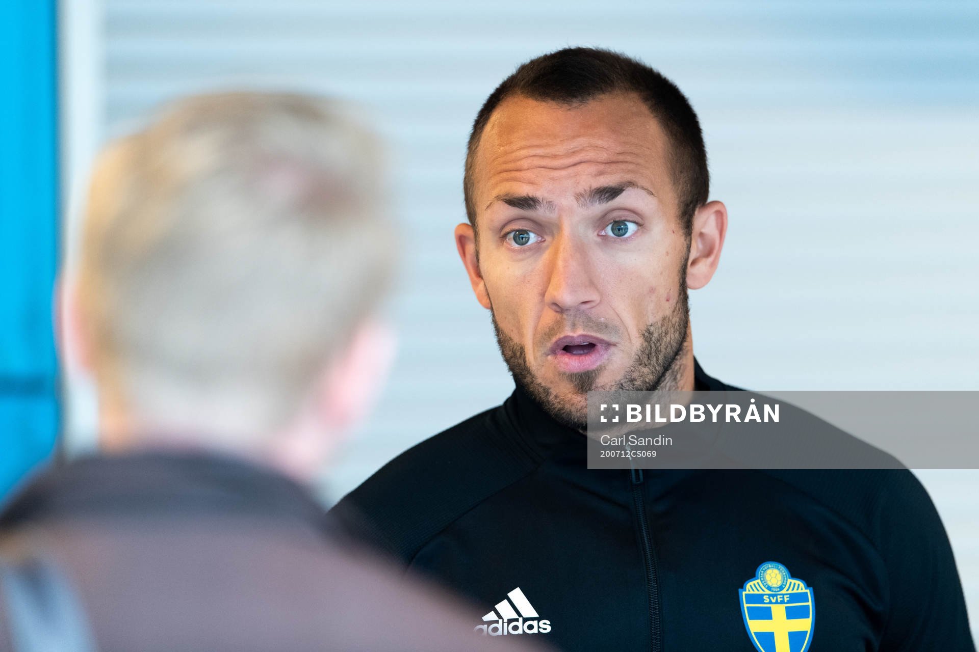 Domare Kaspar Sjöberg blir intervjuad