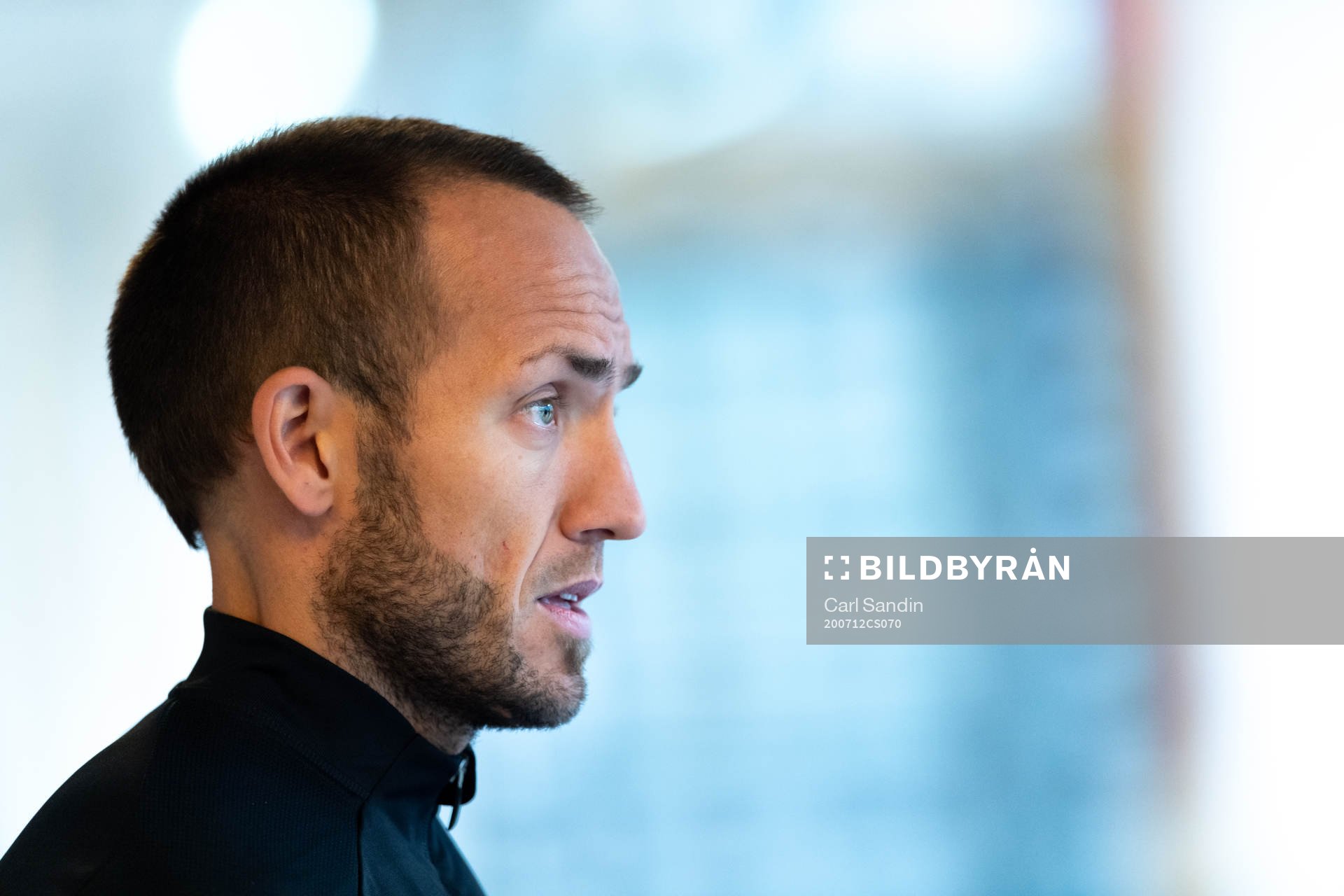 Domare Kaspar Sjöberg blir intervjuad