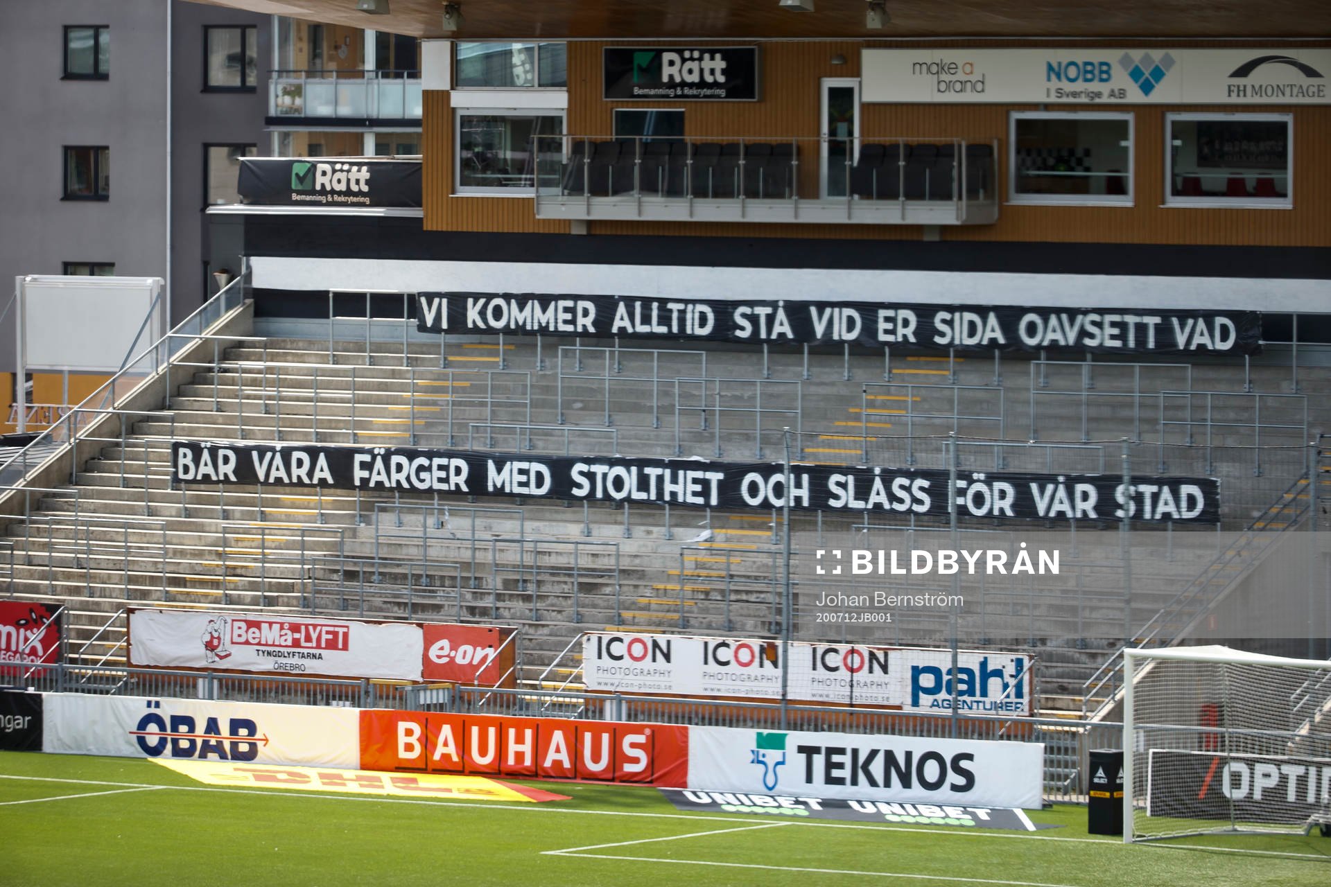 Banderoller från Örebro supportrarna