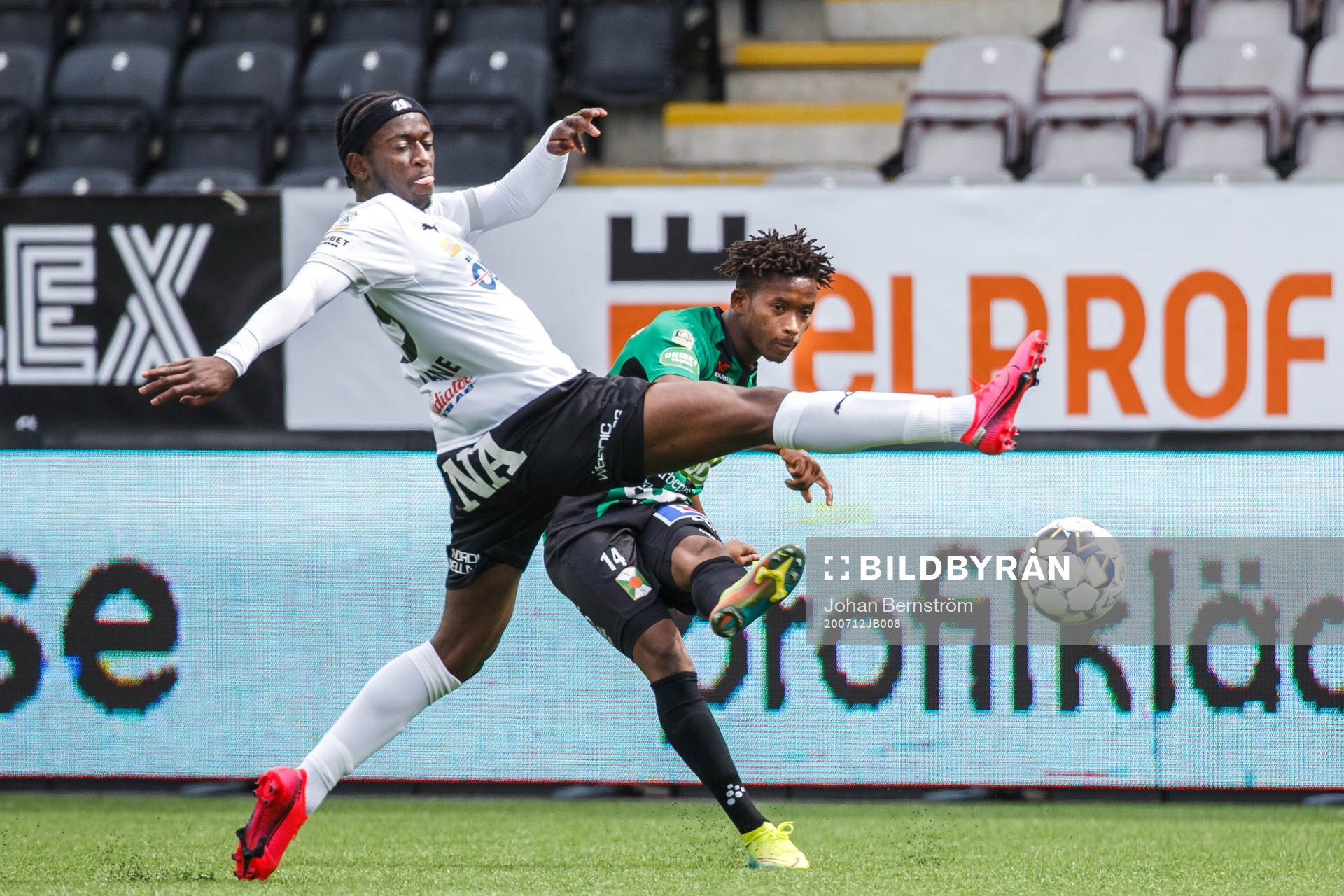 Varbergs Adama Fofana och Örebros Jack Lahne