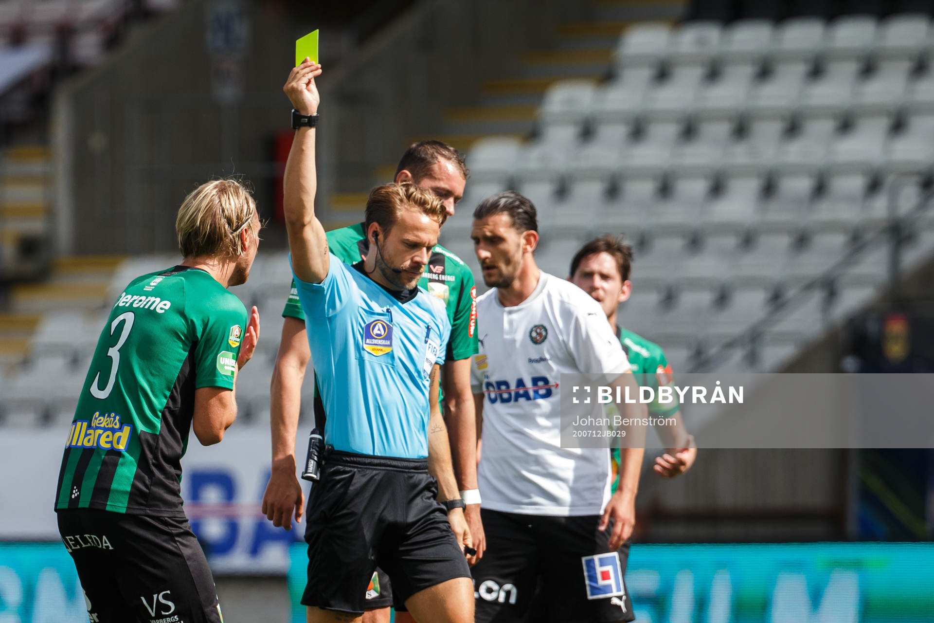 Varbergs Hampus Zachrisson får en varning av domare