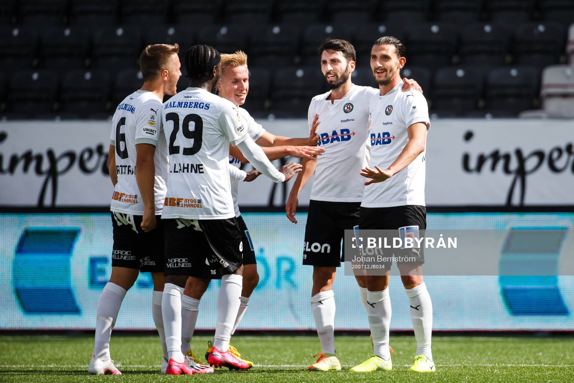 Örebros Agon Mehmeti och Nahir Besara jublar