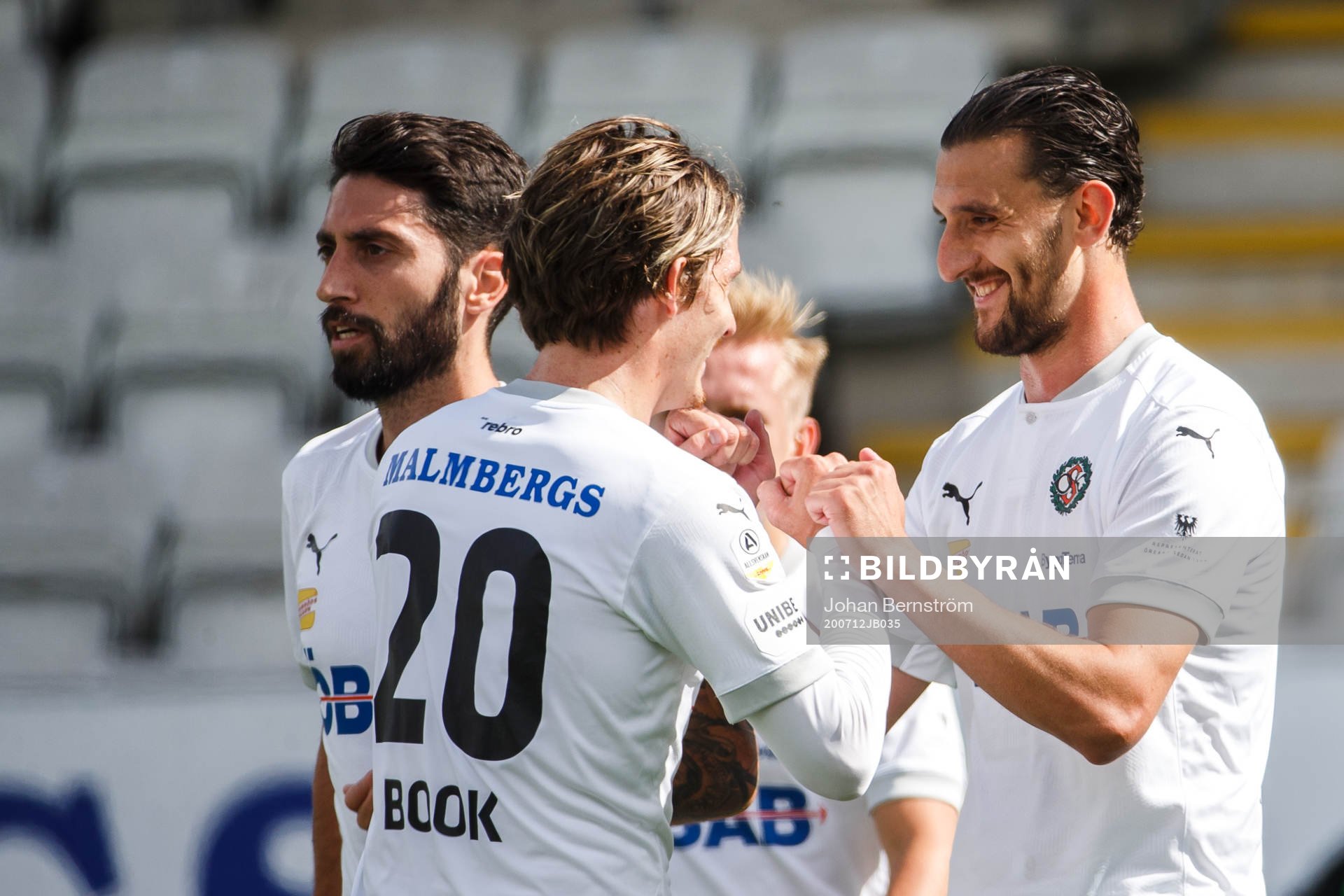 Örebros Agon Mehmeti och Robin Book jublar