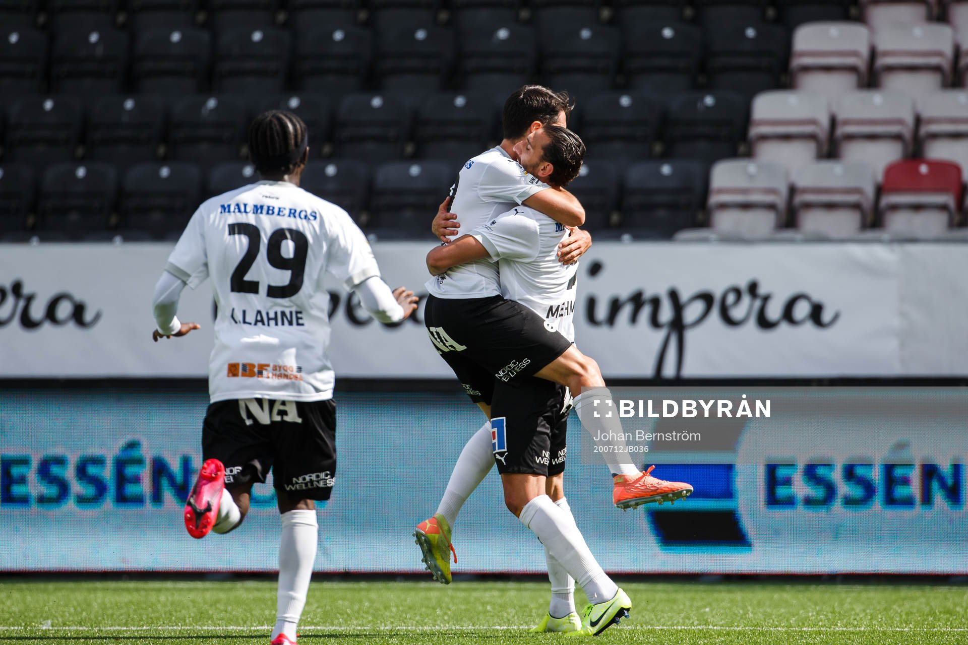 Örebros Agon Mehmeti och Nahir Besara jublar efter 1-0 under fotbollsmatchen i Allsvenskan mellan Örebro och Varberg den 12 juli 2020 i Örebro.