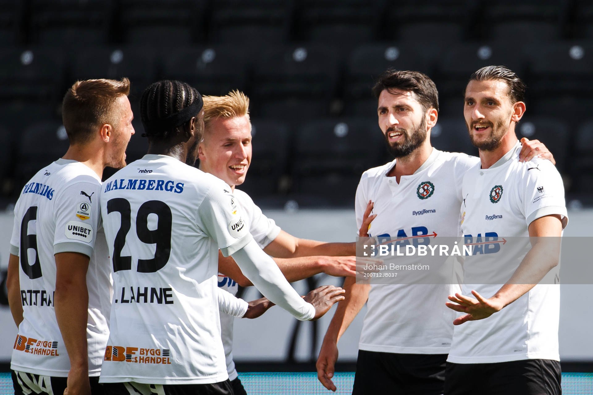 Örebros Agon Mehmeti och Nahir Besara jublar
