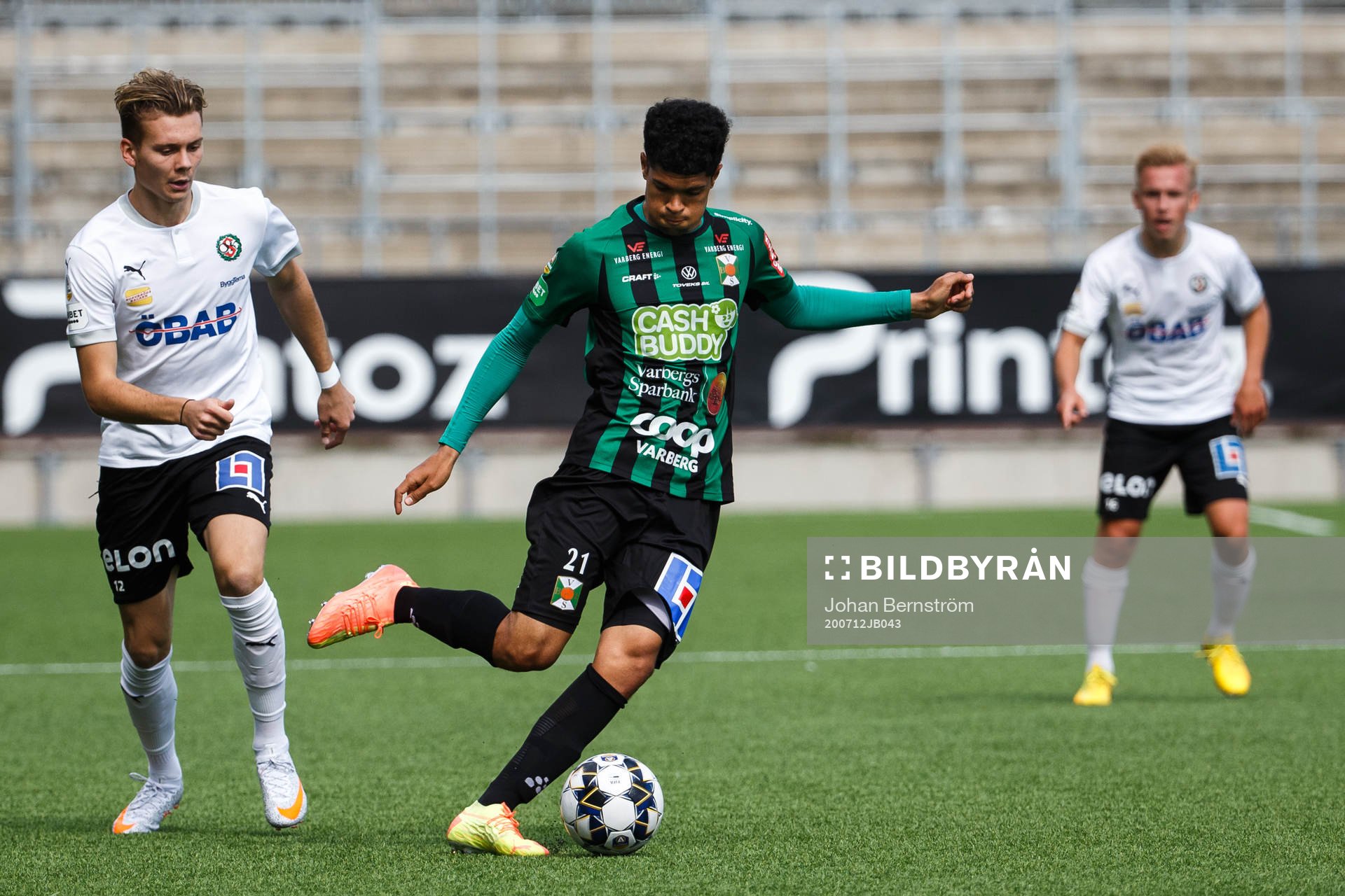 Örebros Jake Larsson och Varbergs Luke Le Roux
