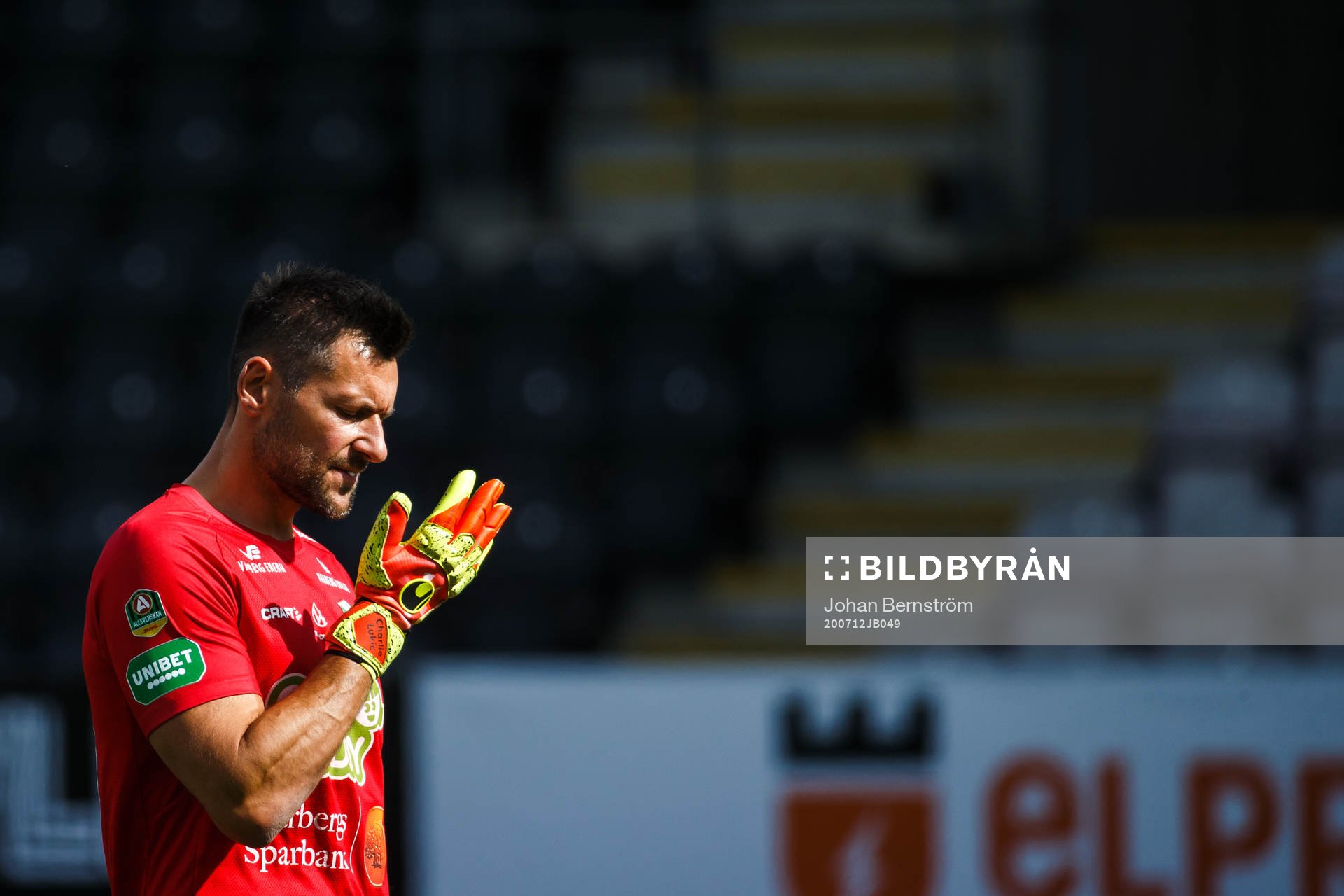 Varbergs målvakt Stojan Lukic deppar