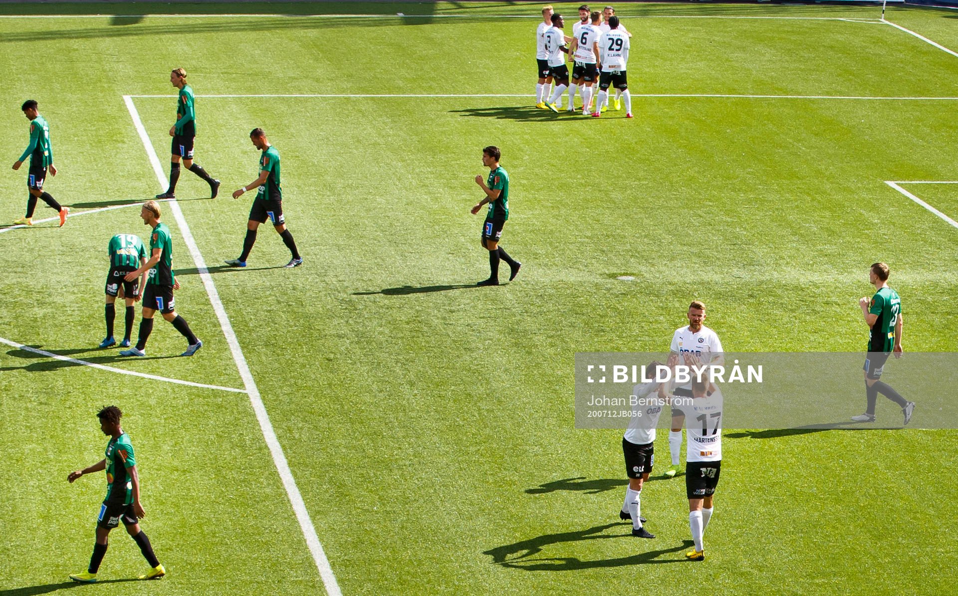 Jubel vid Örebros 1-0 mål av Agon Mehmeti