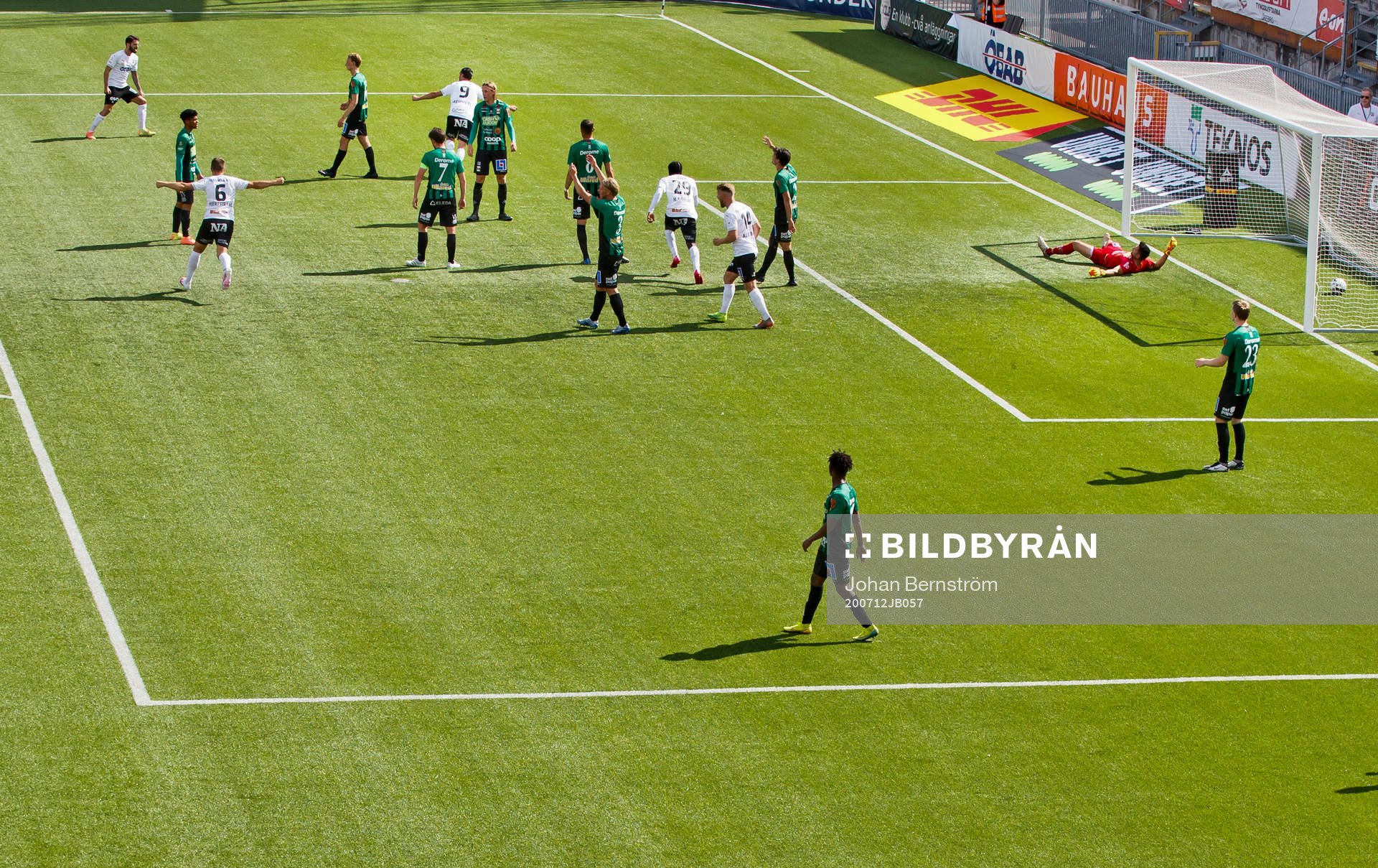 Jubel vid Örebros 1-0 mål av Agon Mehmeti