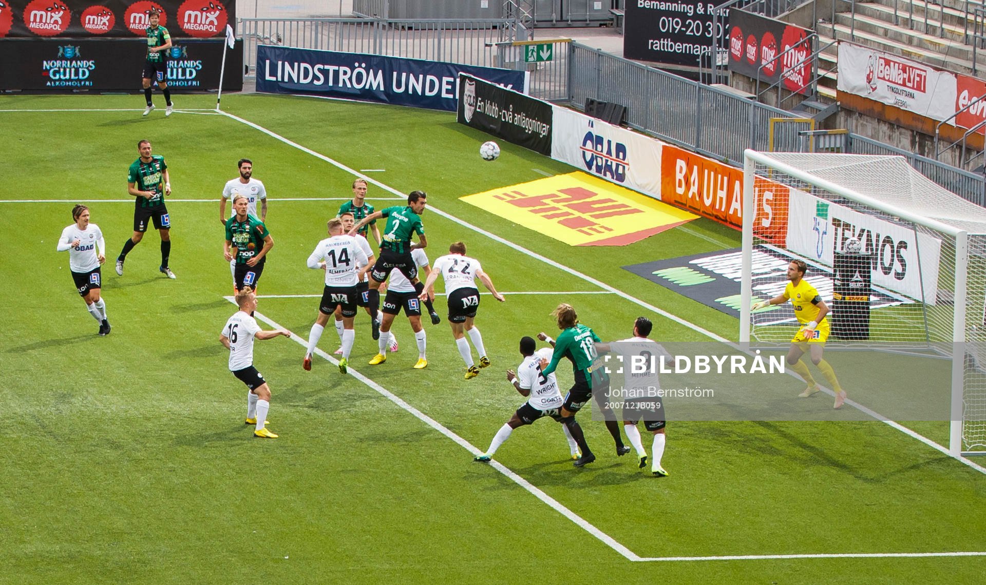 Varbergs Jon Birkfeldt och Örebros målvakt Oscar Jansson