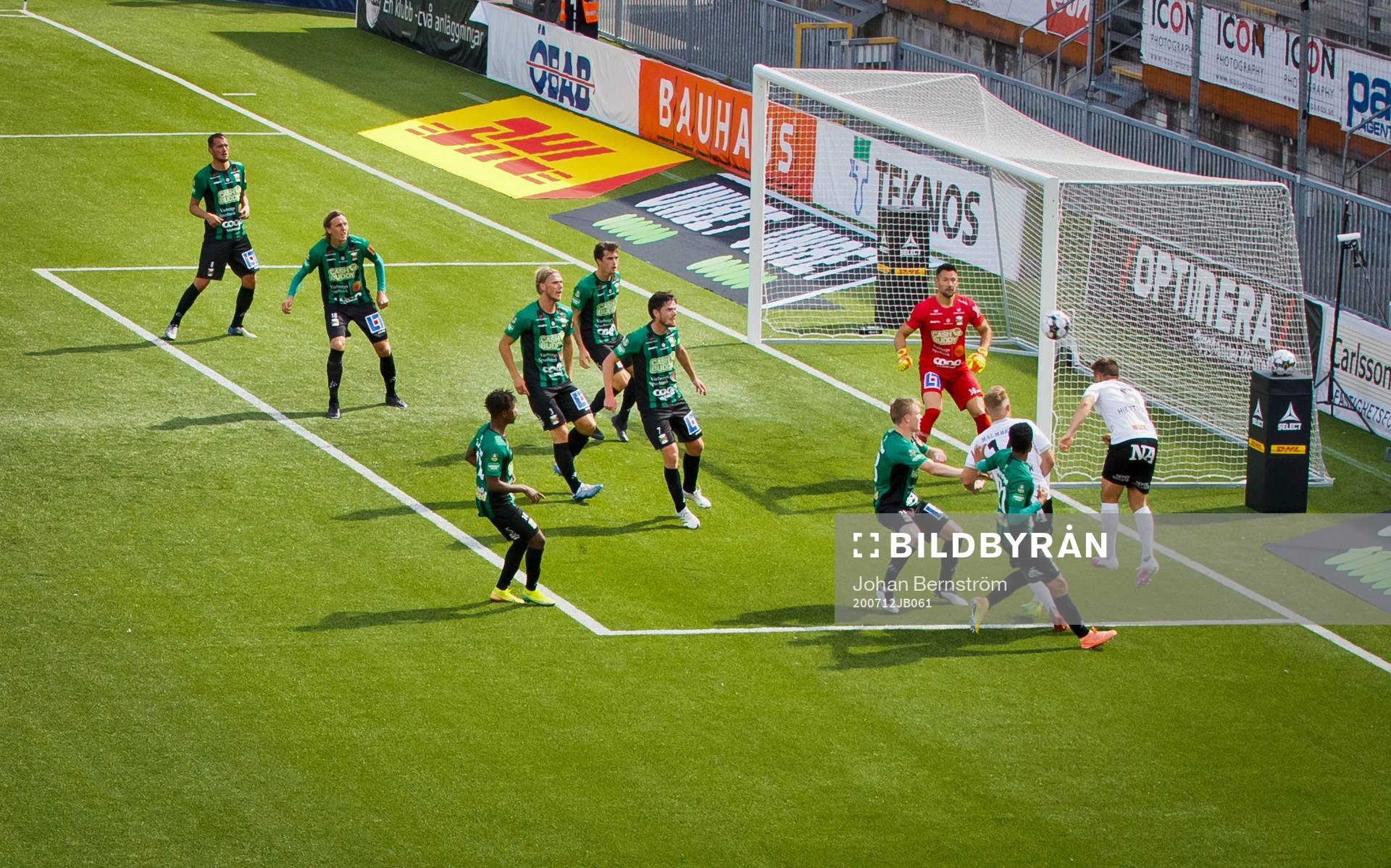 Örebros Benjamin Hjertstrand och Varbergs målvakt Stojan