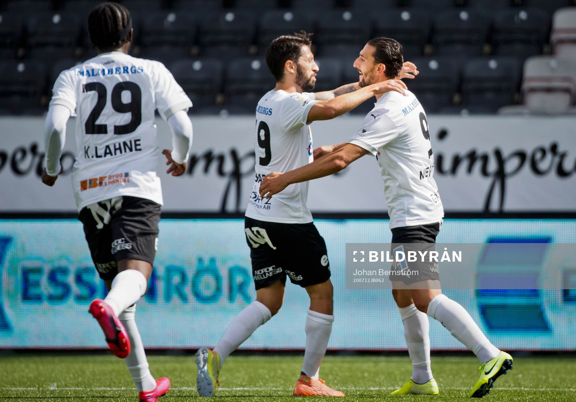 Jubel vid Örebros 1-0 mål av Agon Mehmeti