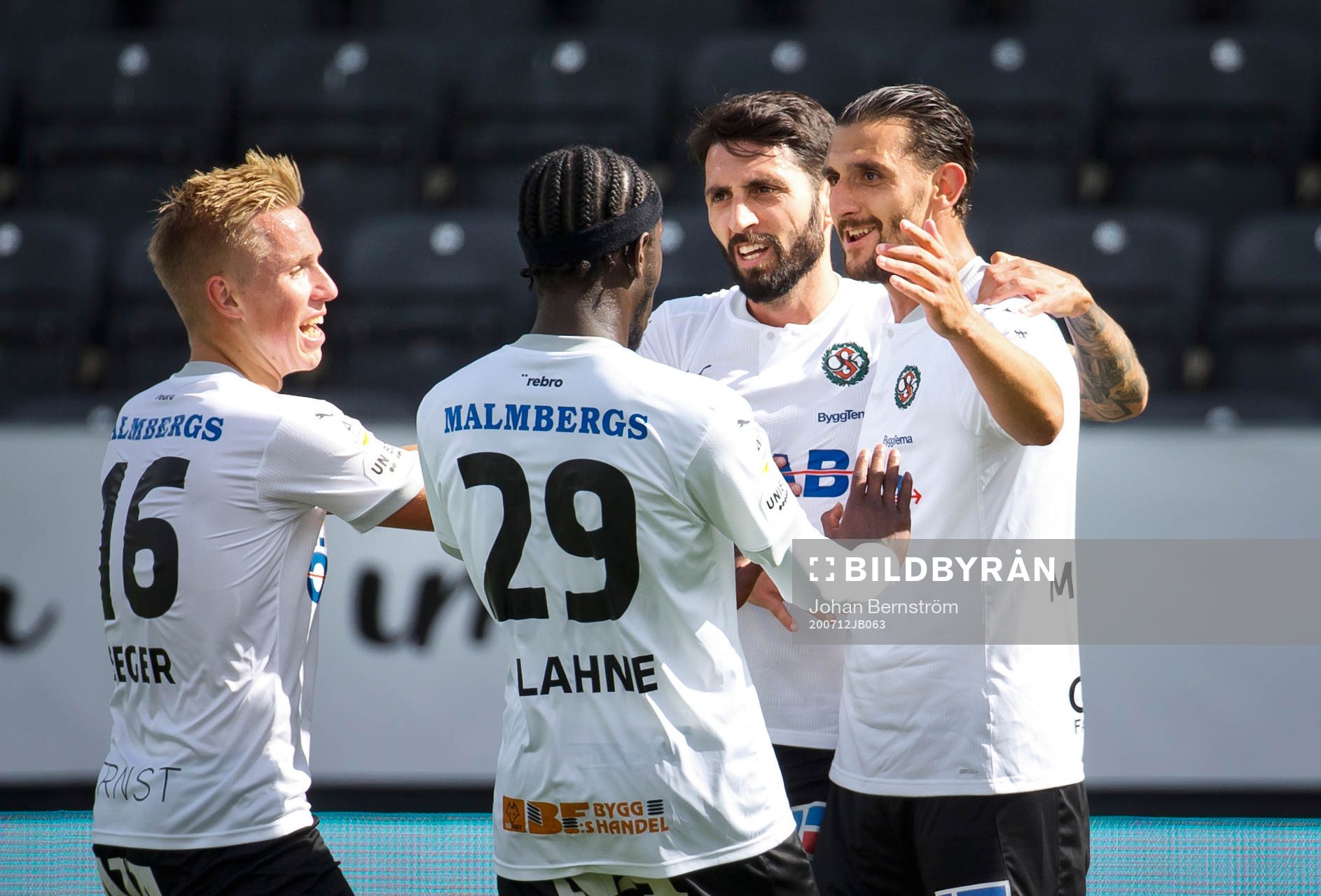 Jubel vid Örebros 1-0 mål av Agon Mehmeti