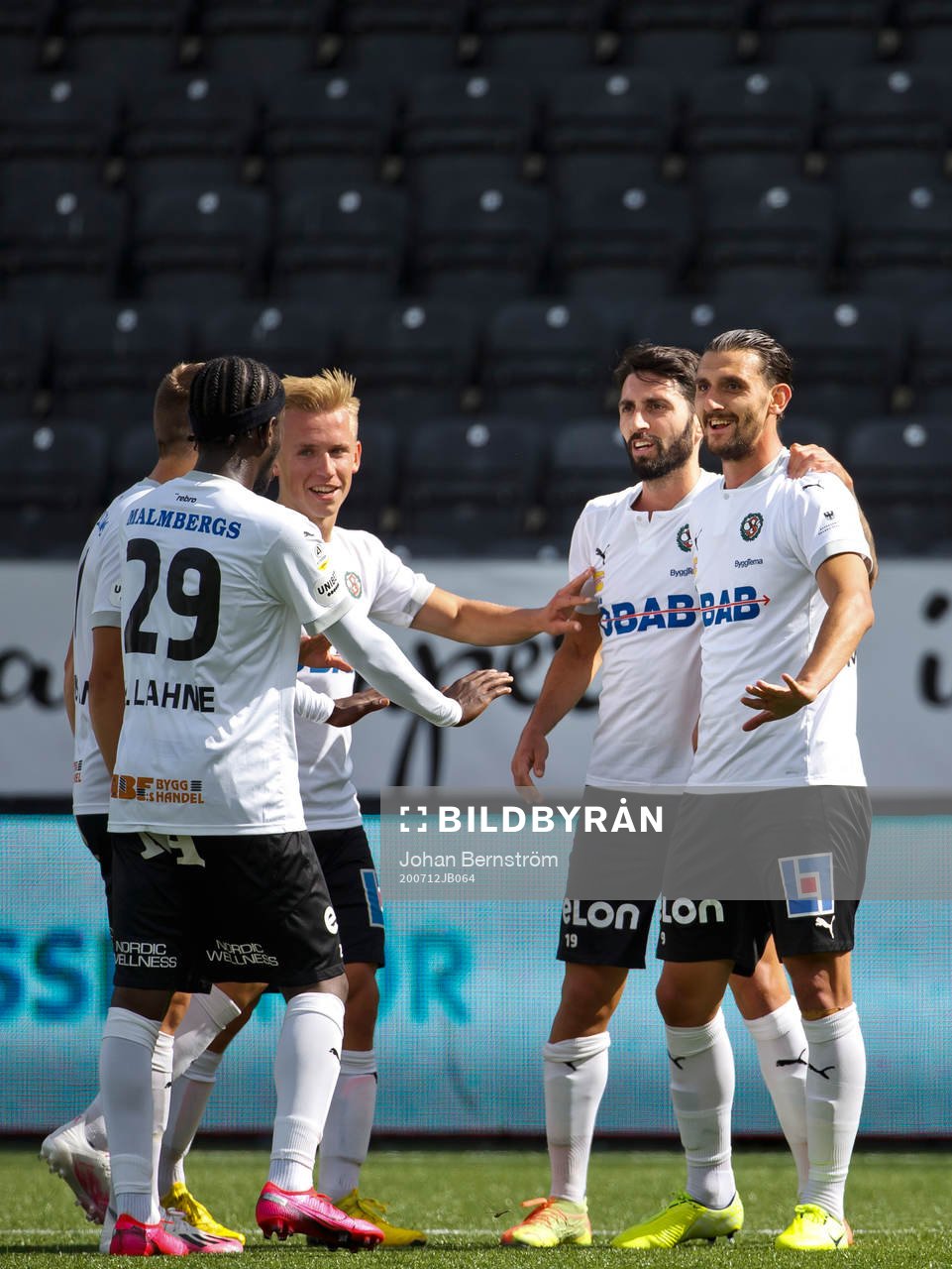 Jubel vid Örebros 1-0 mål av Agon Mehmeti under fotbollsmatchen i Allsvenskan mellan Örebro och Varberg den 12 juli 2020 i Örebro.