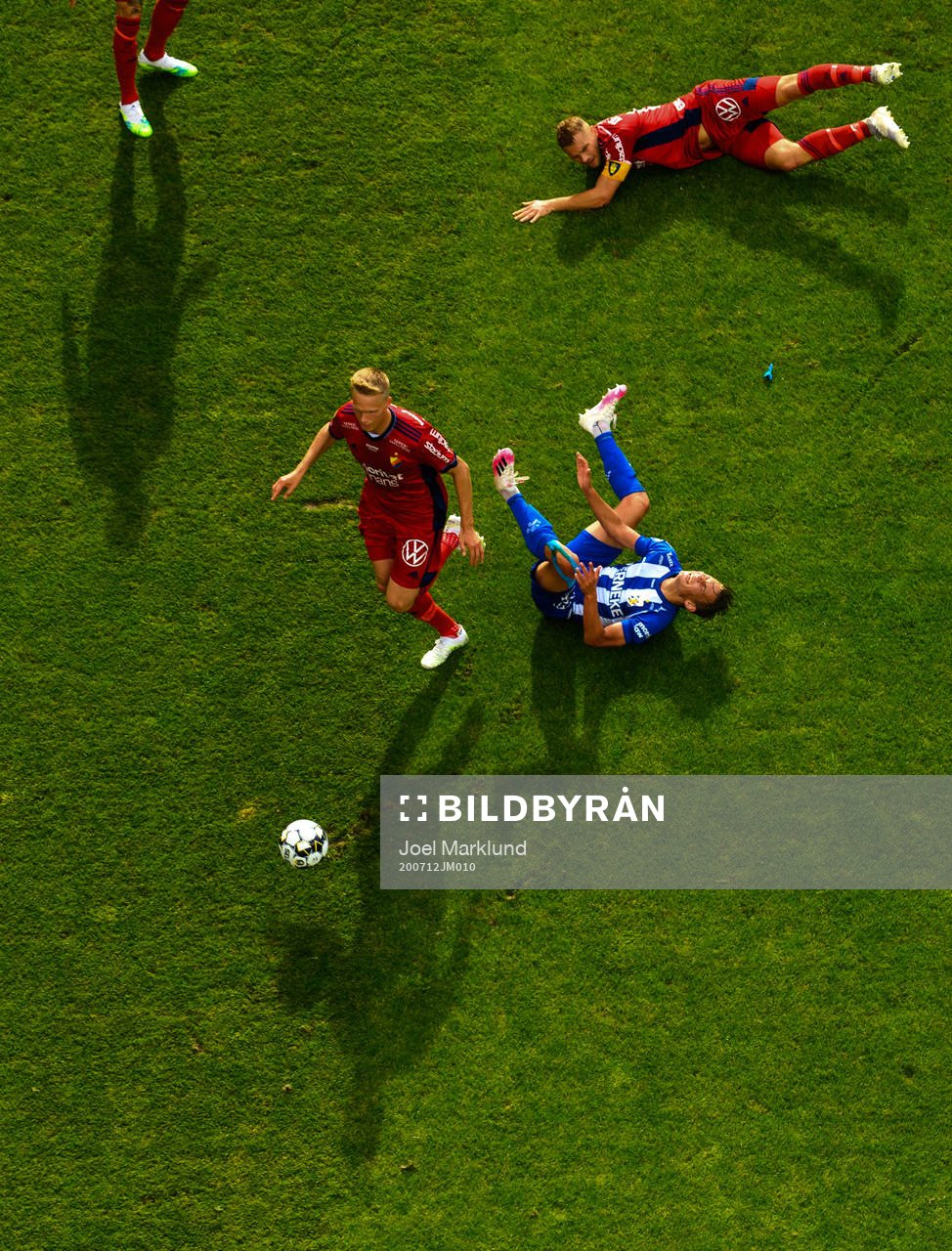 IFK Göteborgs Emil Holm faller