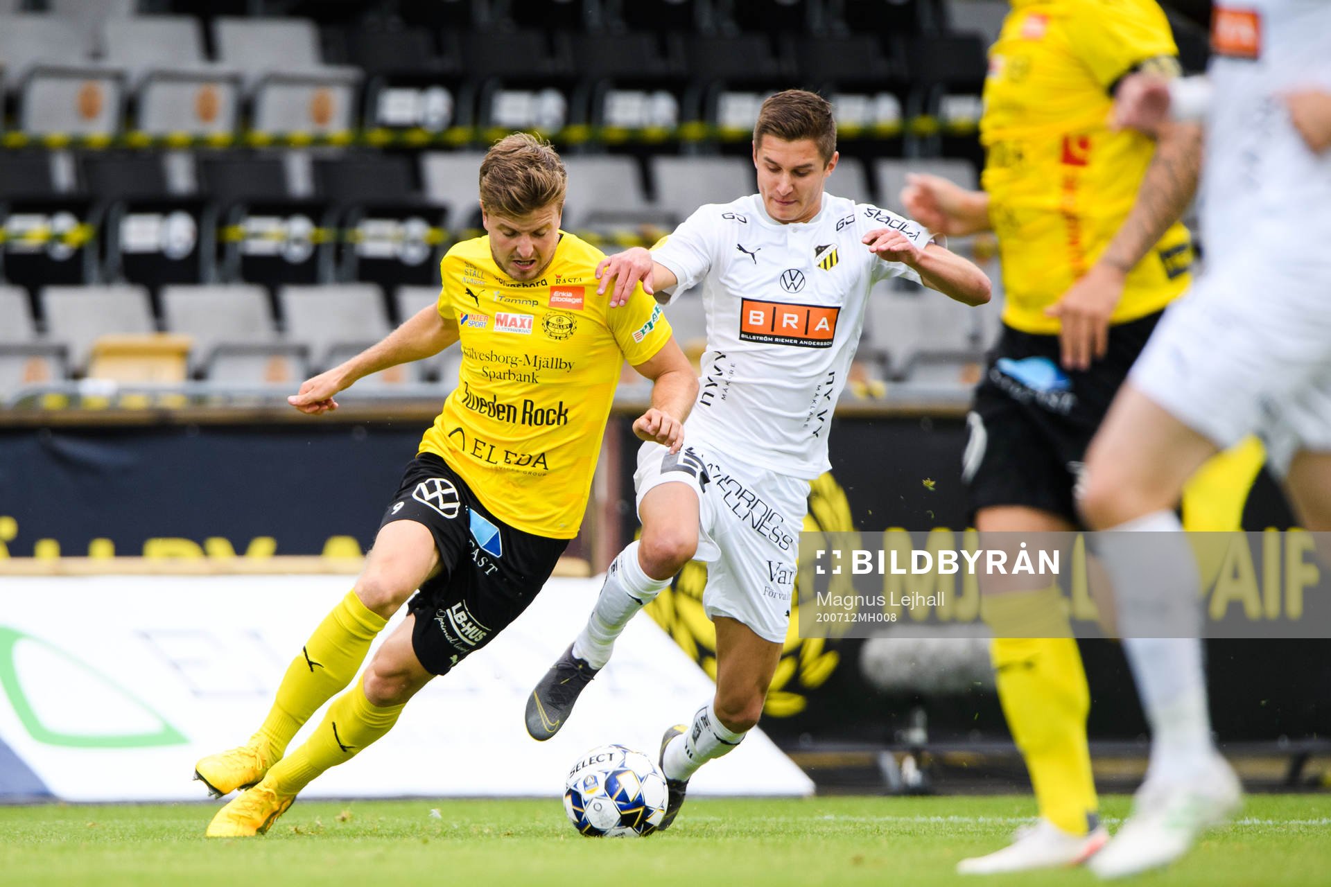 Häckens Leo Bengtsson och Mjällbys Joel Nilsson