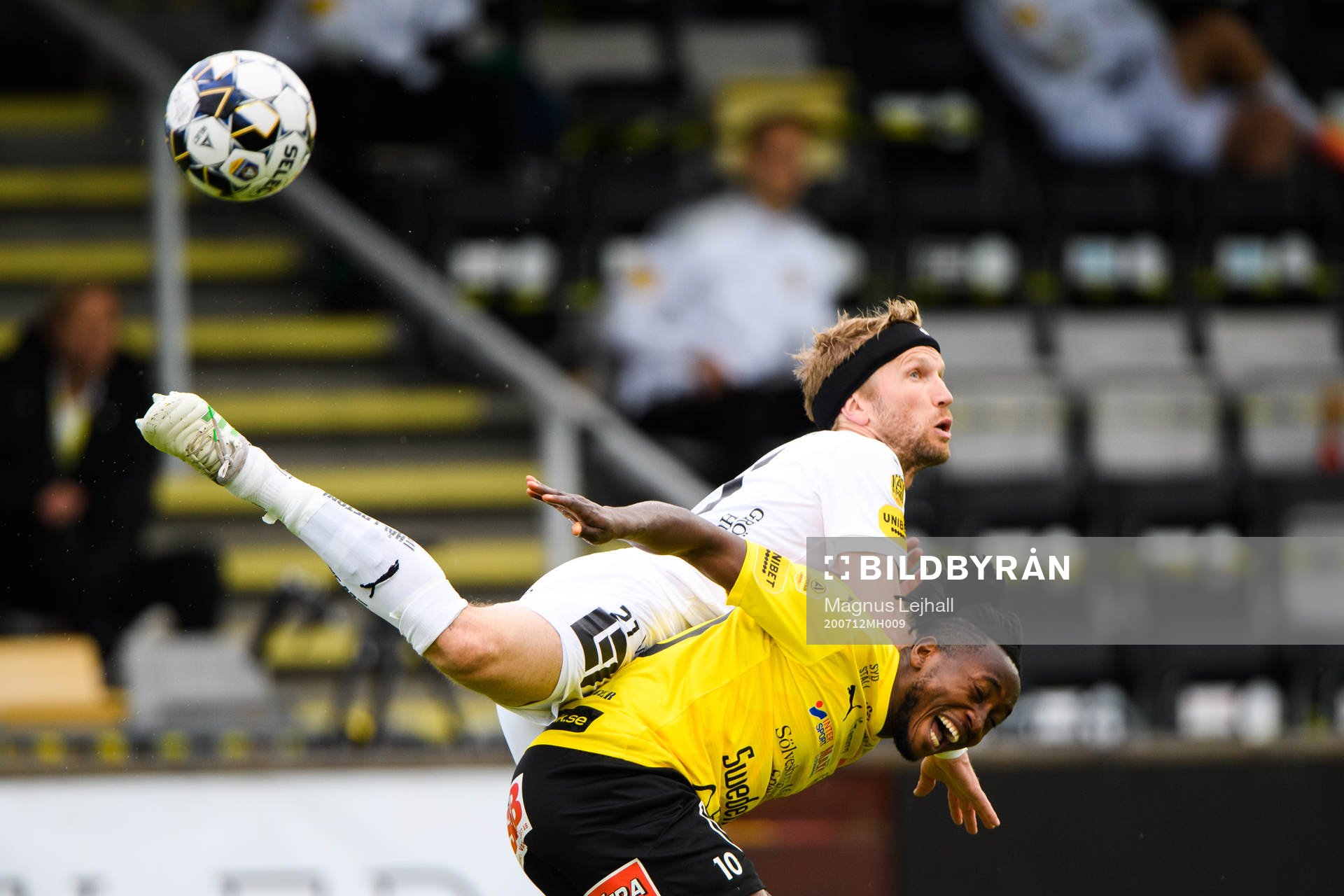 Häckens Rasmus Lindgren och Mjällbys Mamudu Moro