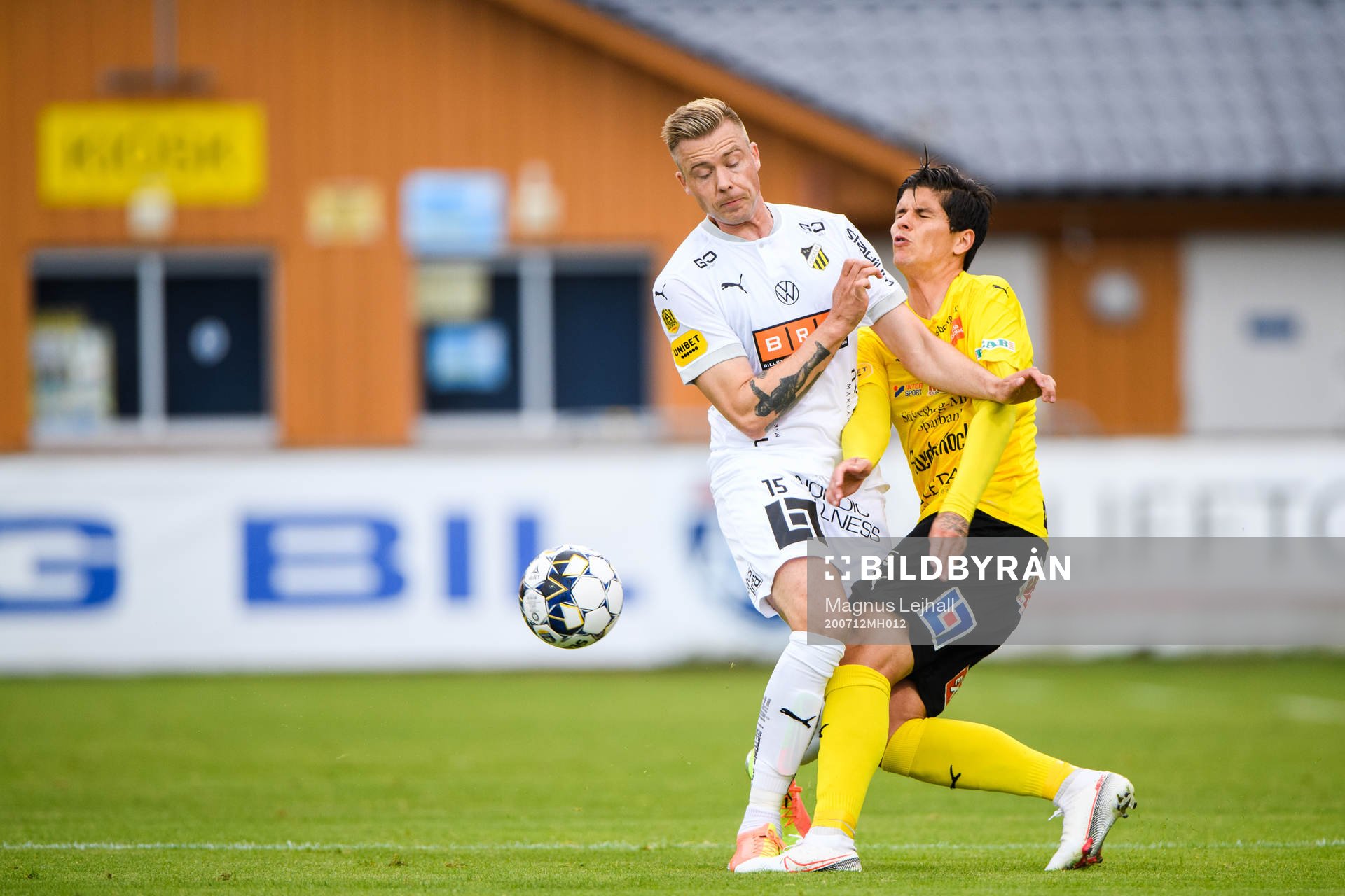 Häckens Alexander Söderlund och Mjällbys David Batanero