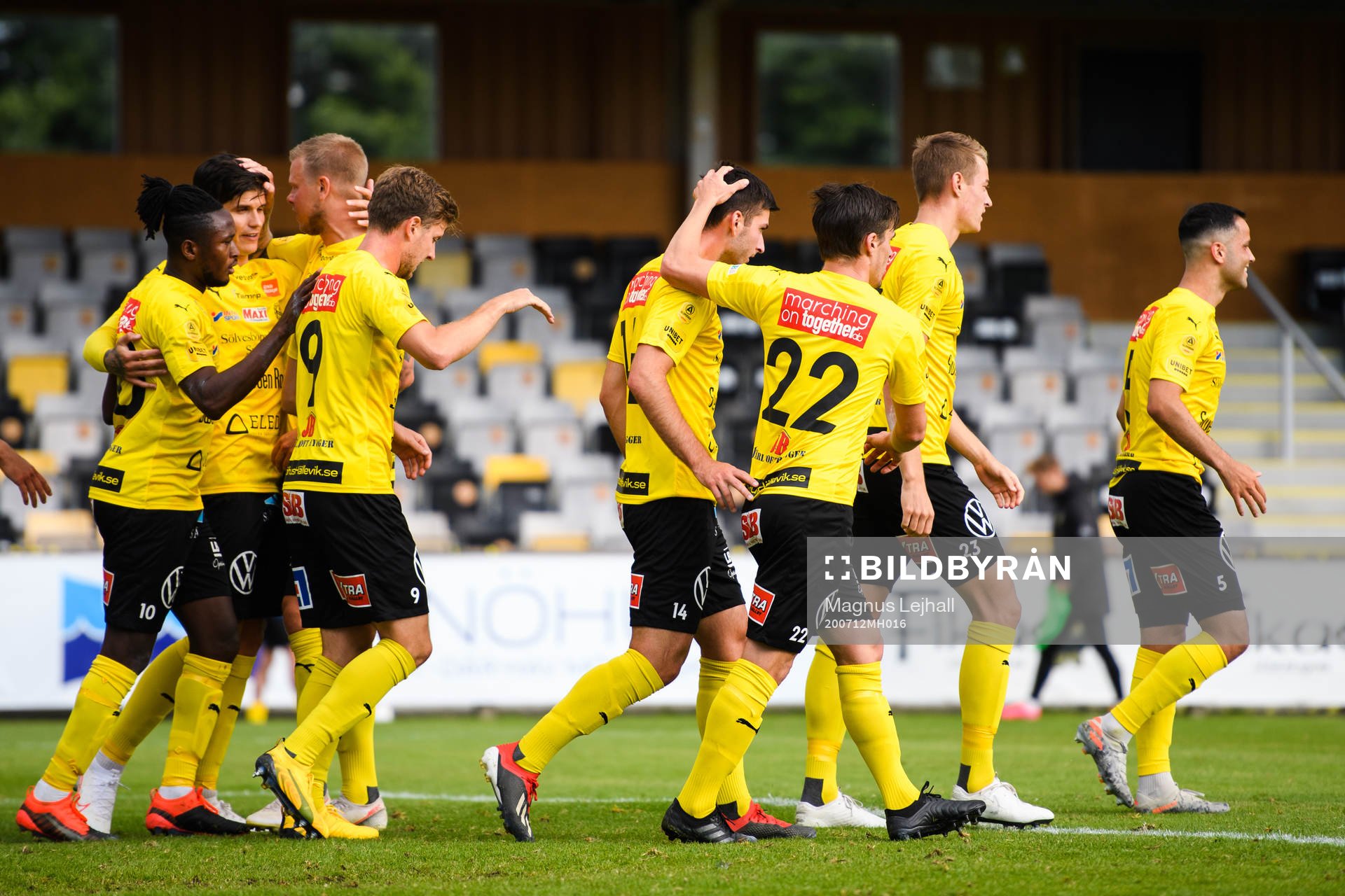 Mjällbys spelare jublar efter 1-0 av Besard Sabovic under fotbollsmatchen i Allsvenskan mellan Mjällby och Häcken den 12 juli 2020 i Hällevik.