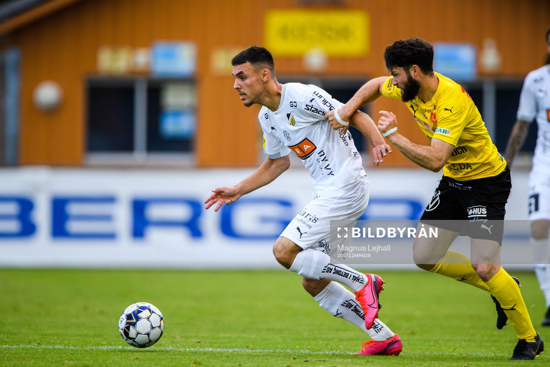 Häckens Ali Youssef och Mjällbys Jonathan Tamimi