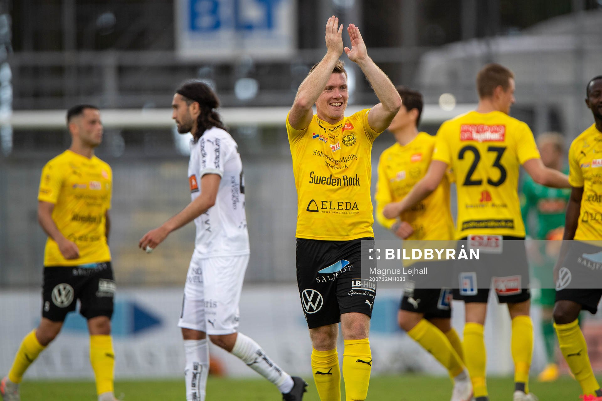 Mjällbys Viktor Agardius jublar efter fotbollsmatchen i Allsvenskan mellan Mjällby och Häcken den 12 juli 2020 i Hällevik.