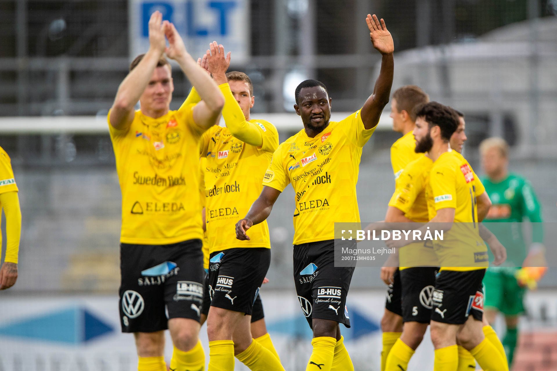 Mjällbys Moses Orwohicho Ogbu jublar med lagkamraterna