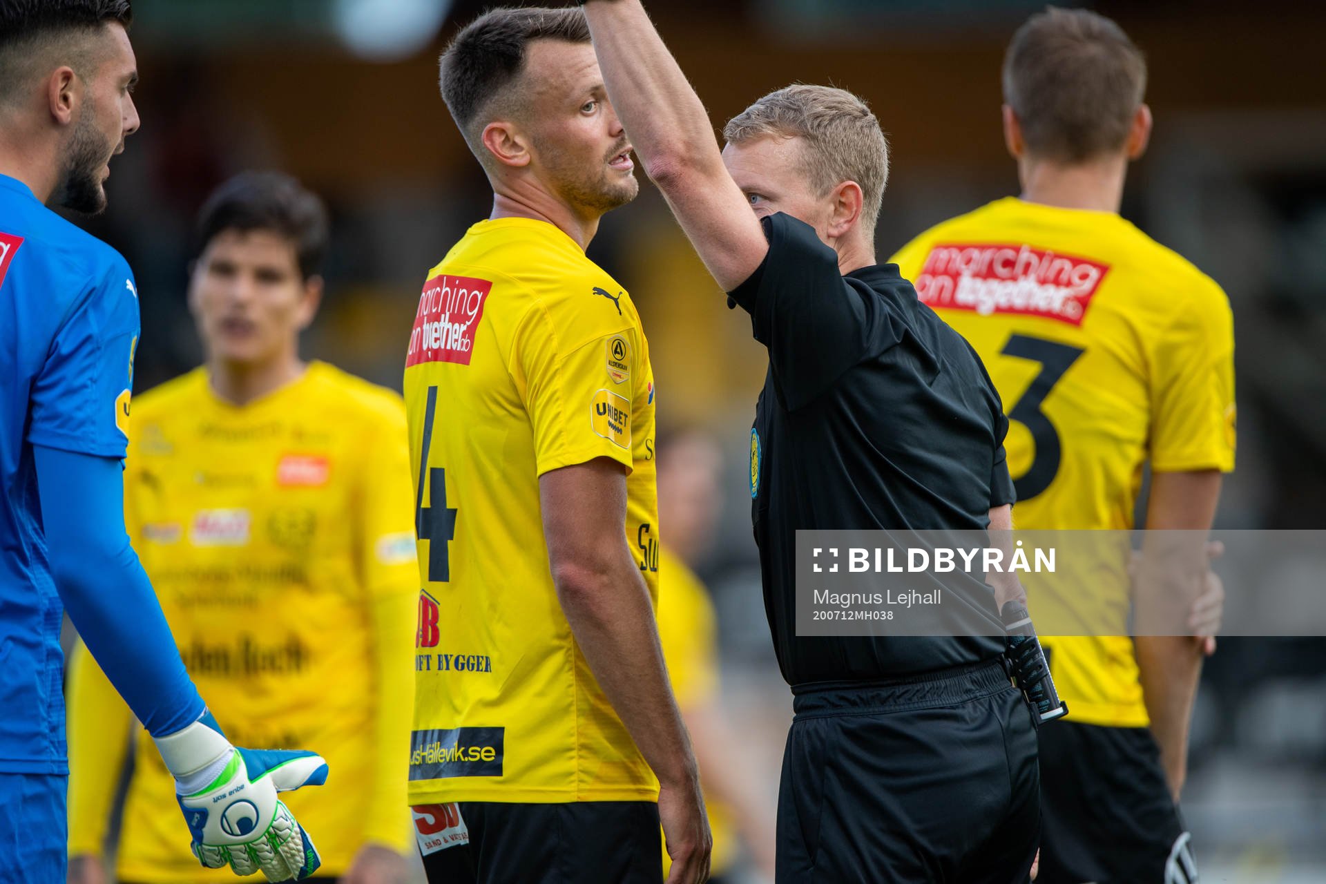 Mjällbys målvakt Marko Johansson får gult kort av domare
