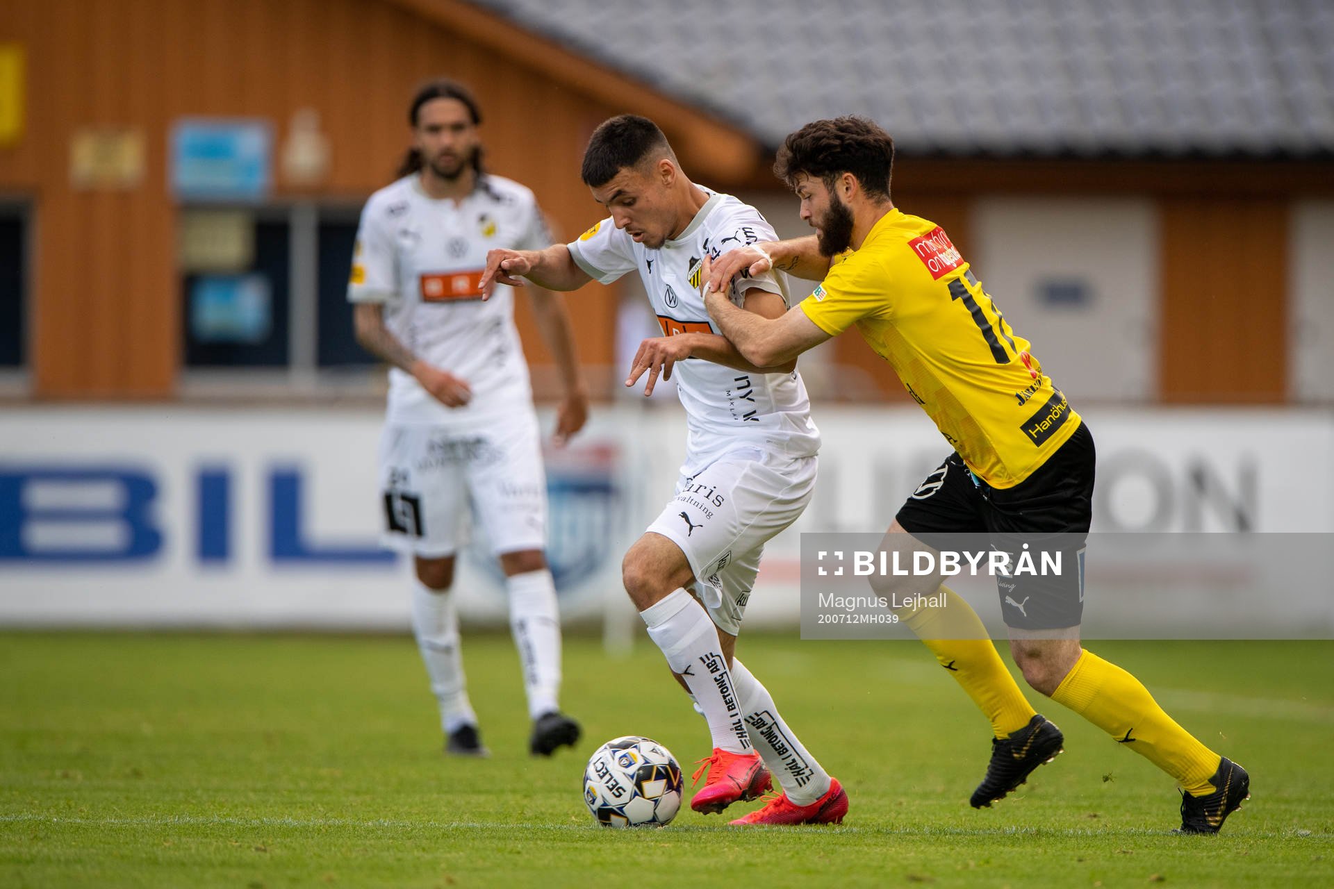 Häckens Ali Youssef  och Mjällbys Jonathan Tamini