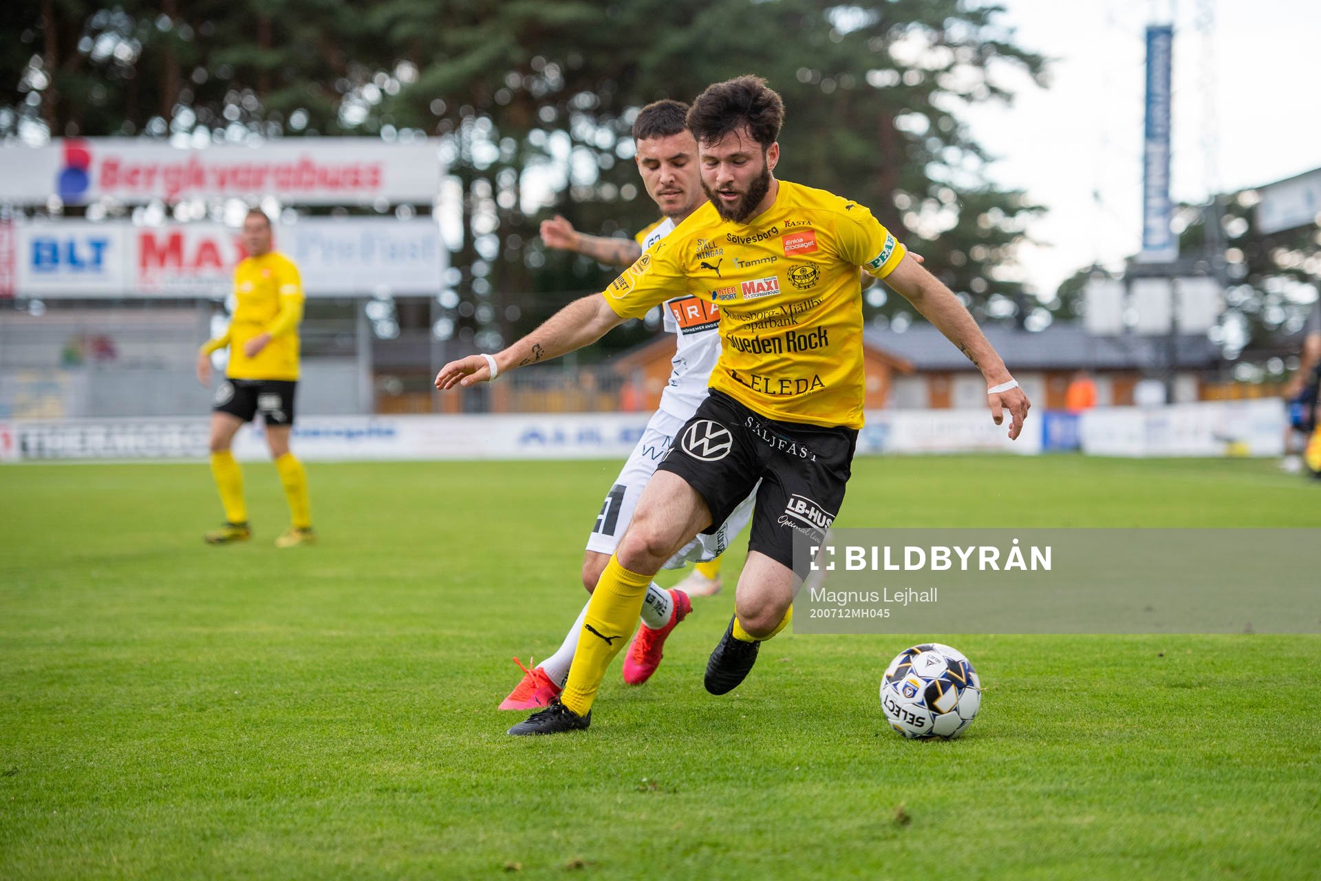 Mjällbys Jonathan Tamini  och Häckens Ali Youssef
