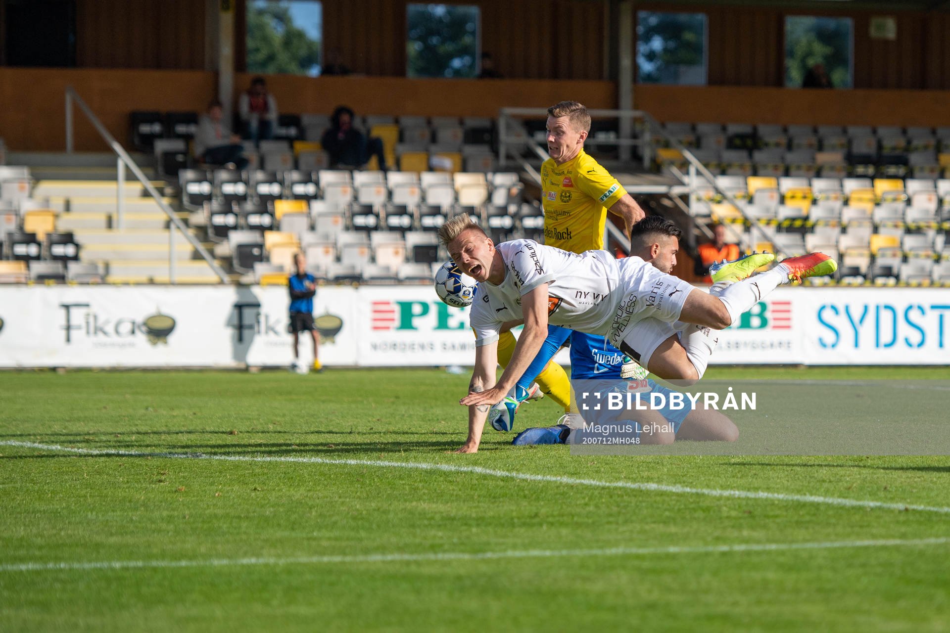 Häckens Alexander Söderlund  trycker in ett mål