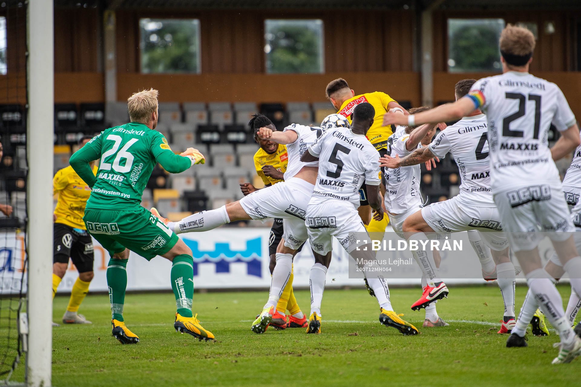 stökigt framför Häckens målvakt Peter Abrahamsson