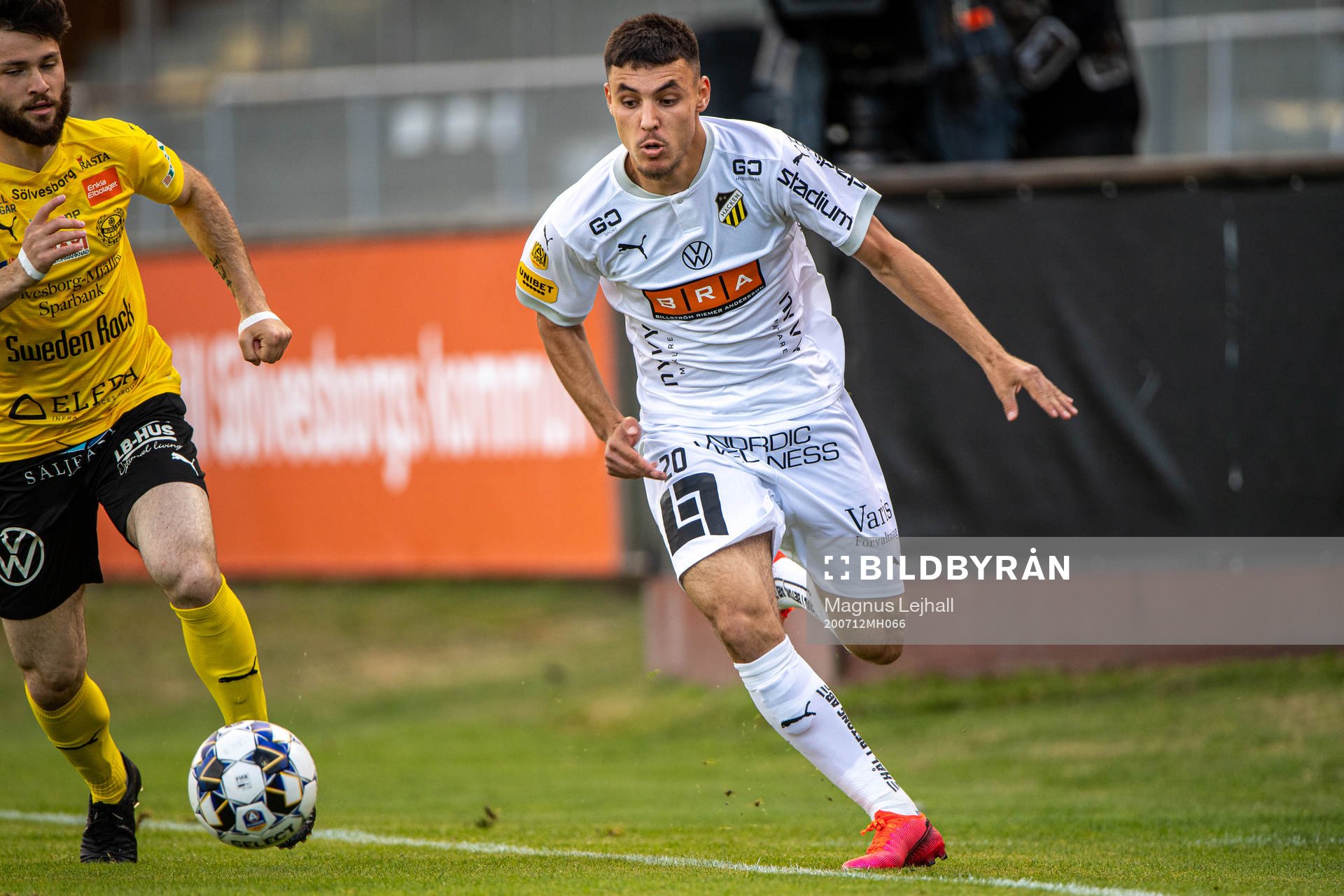 Mjällbys Jonathan Tamini  och Häckens Ali Youssef