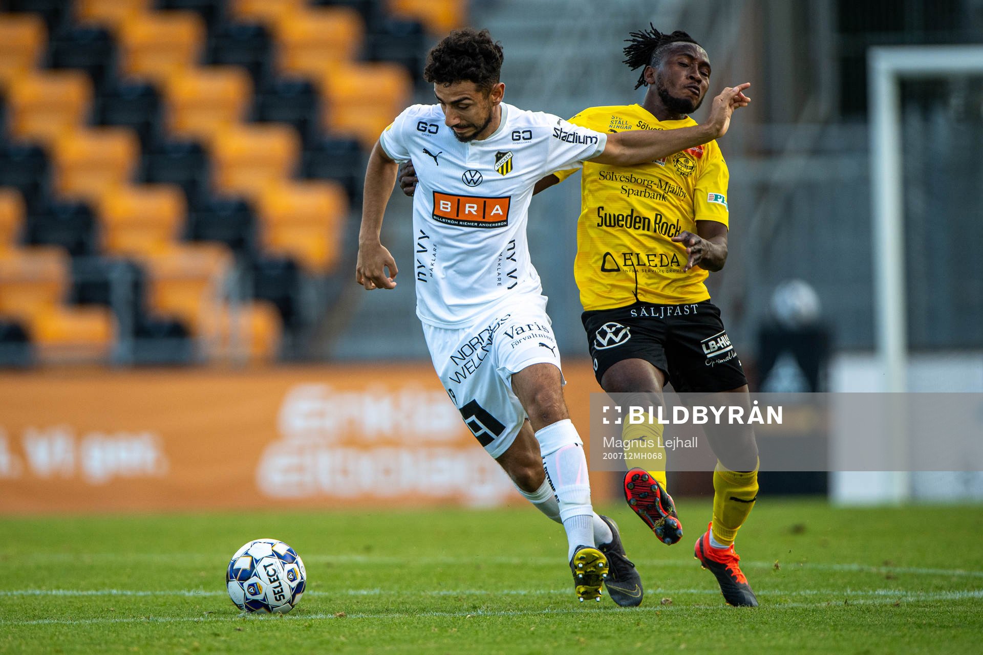 Häckens Jasse Tuominen  och Mjällbys Mamudu Moro
