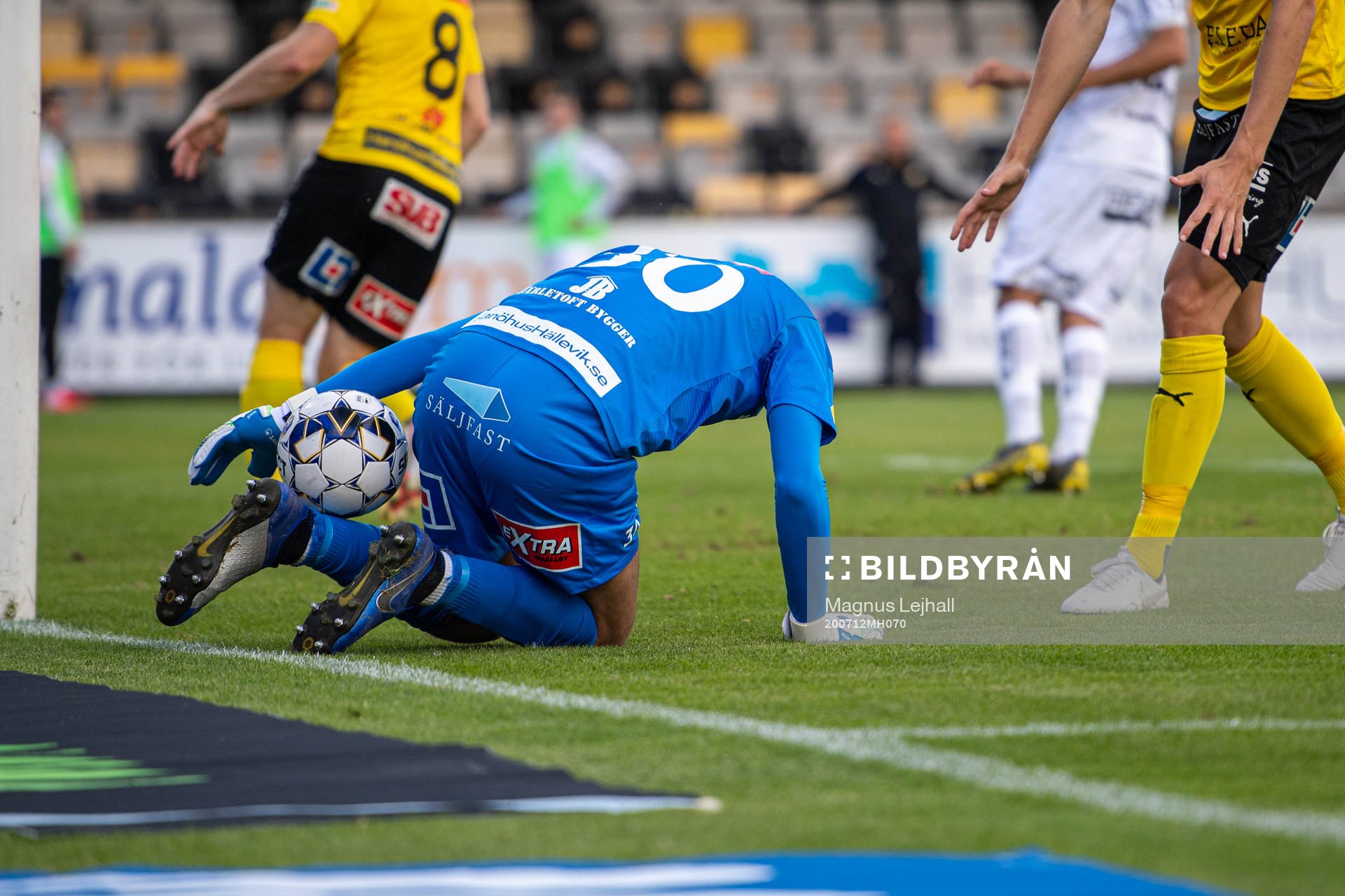 Mjällbys målvakt Marko Johansson  räddar