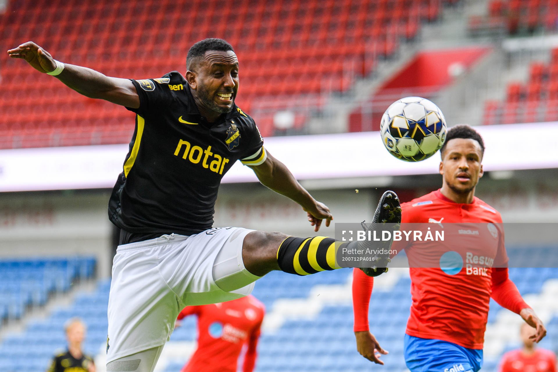 s Henok Goitom och Helsingborgs Martin Olsson